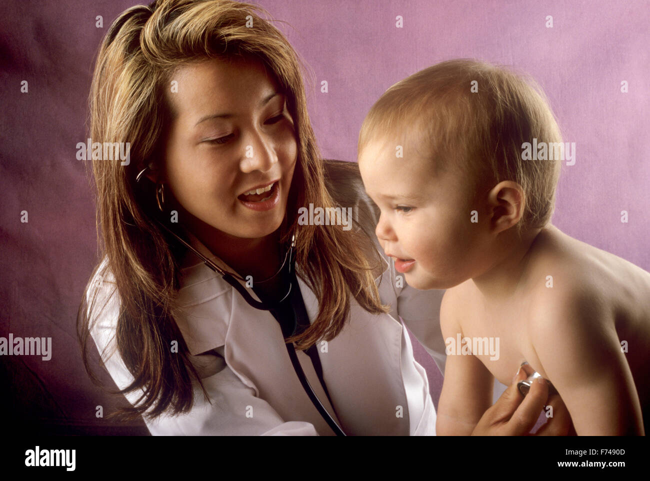 Doctor examining patient enfant Banque D'Images