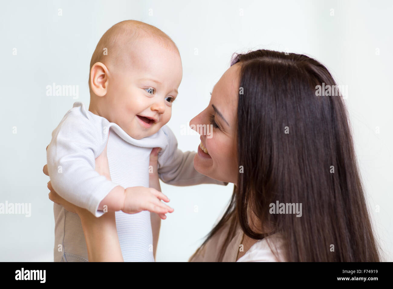 Mère jouant avec son bébé Banque D'Images