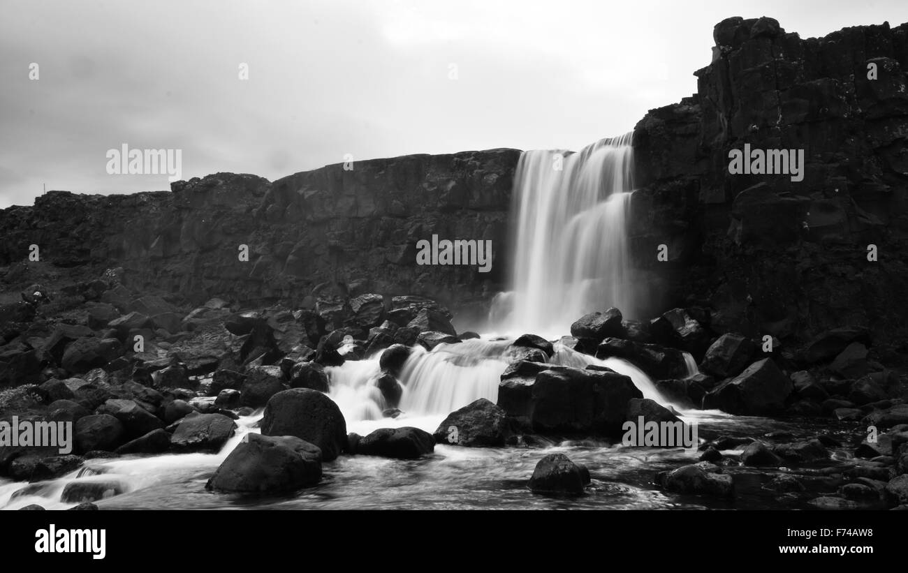 Chute d'eau à proximité de parc national de Thingvellir, le lac Thingvallavatn Banque D'Images