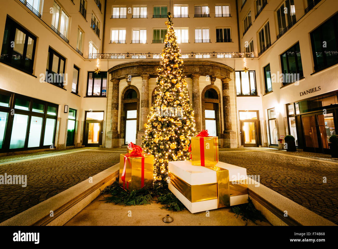Arbre de Noël et des bâtiments dans la nuit, à Munich, en Allemagne. Banque D'Images