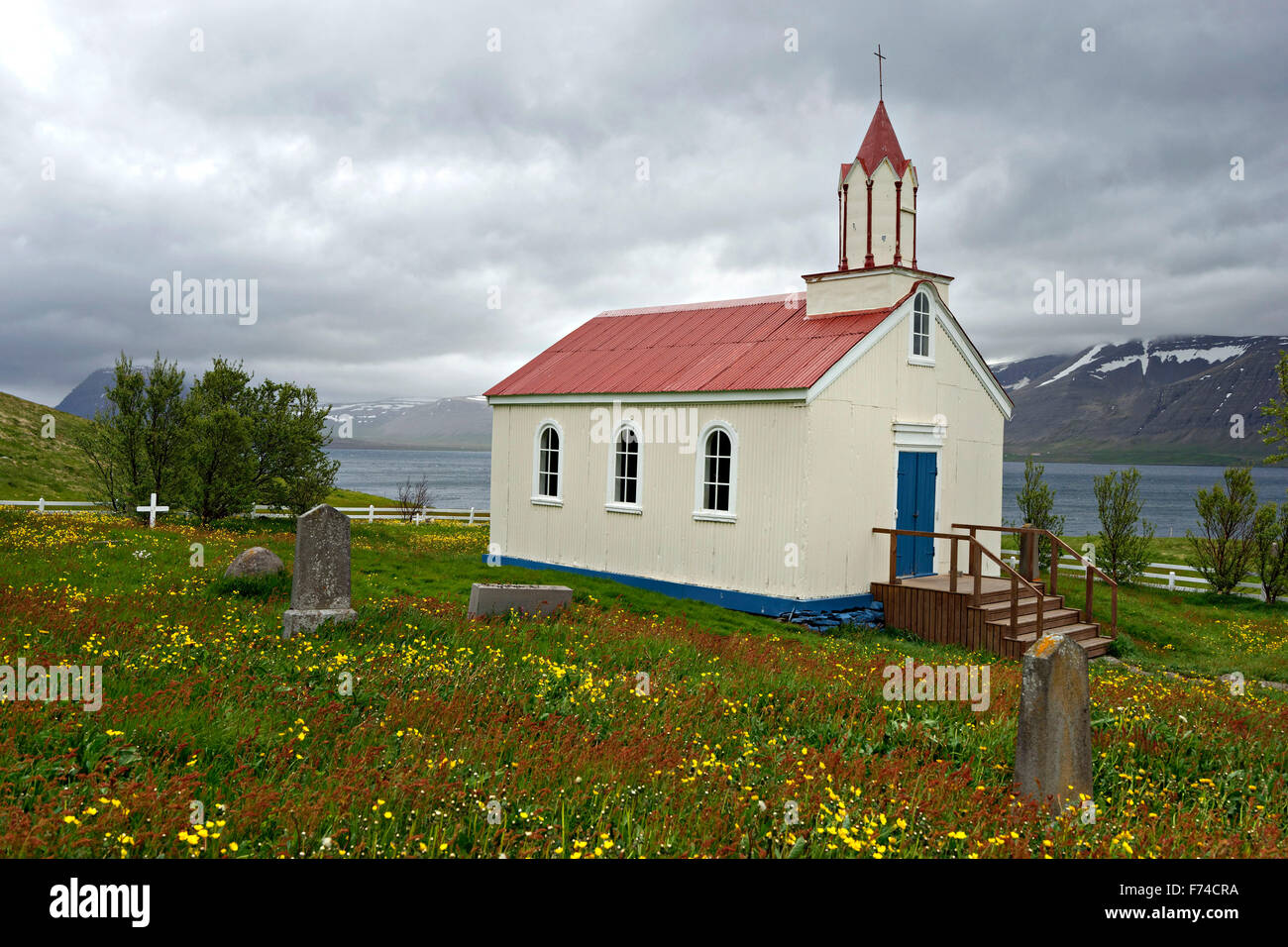 Petite église et cimetière en Hrafnseyri Westfjords, ou des fjords de l'Ouest, Islande, Europe Banque D'Images
