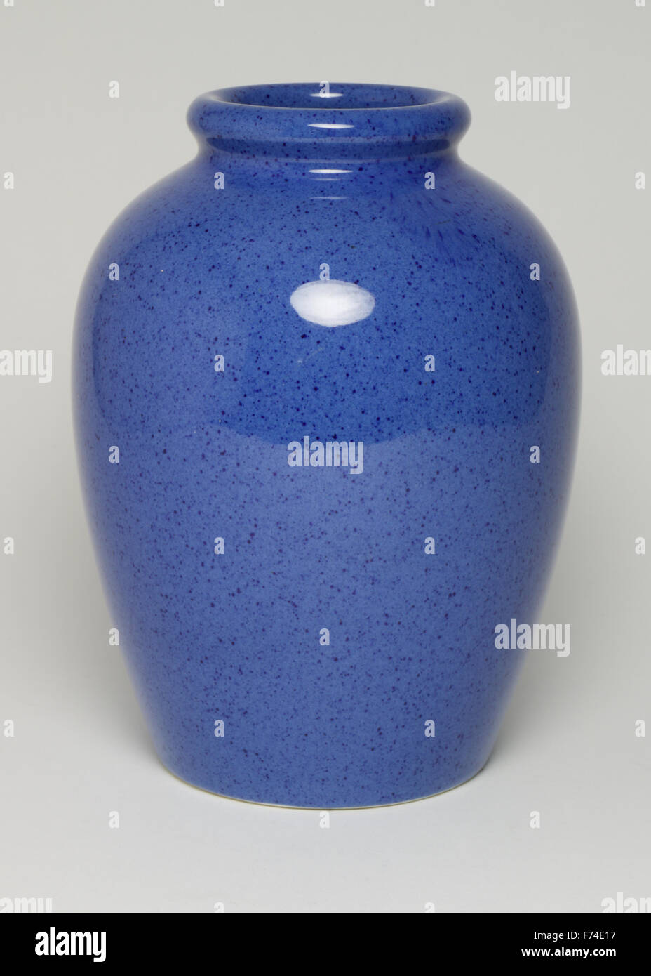 Poudre de Moorcroft vase bleu 16cm de haut. estampillé marque Banque D'Images