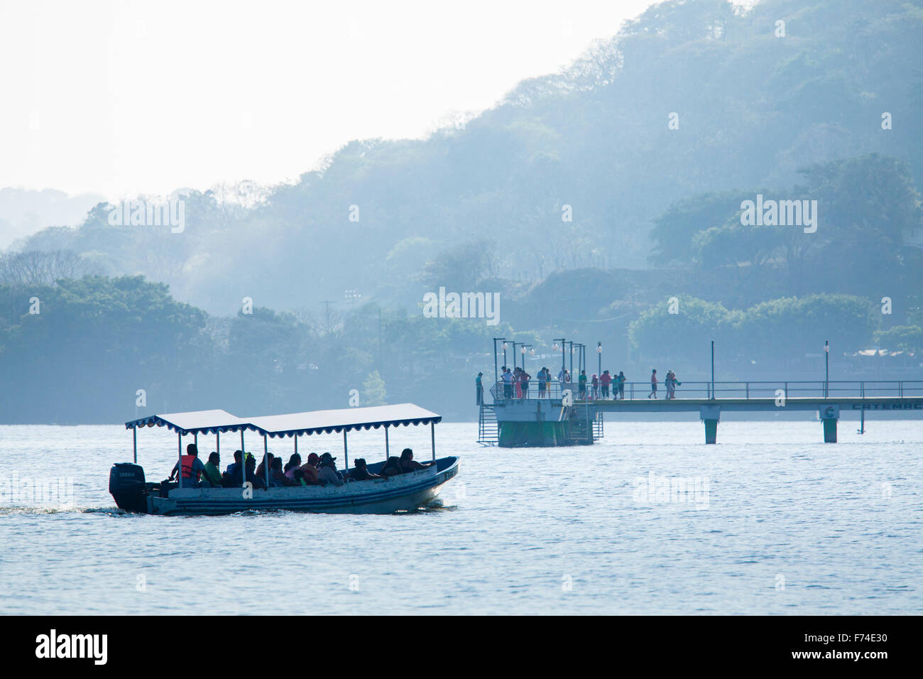 Un bateau de touristes s'approche du quai sur le lac de Catemaco, Veracruz, Mexique. Banque D'Images