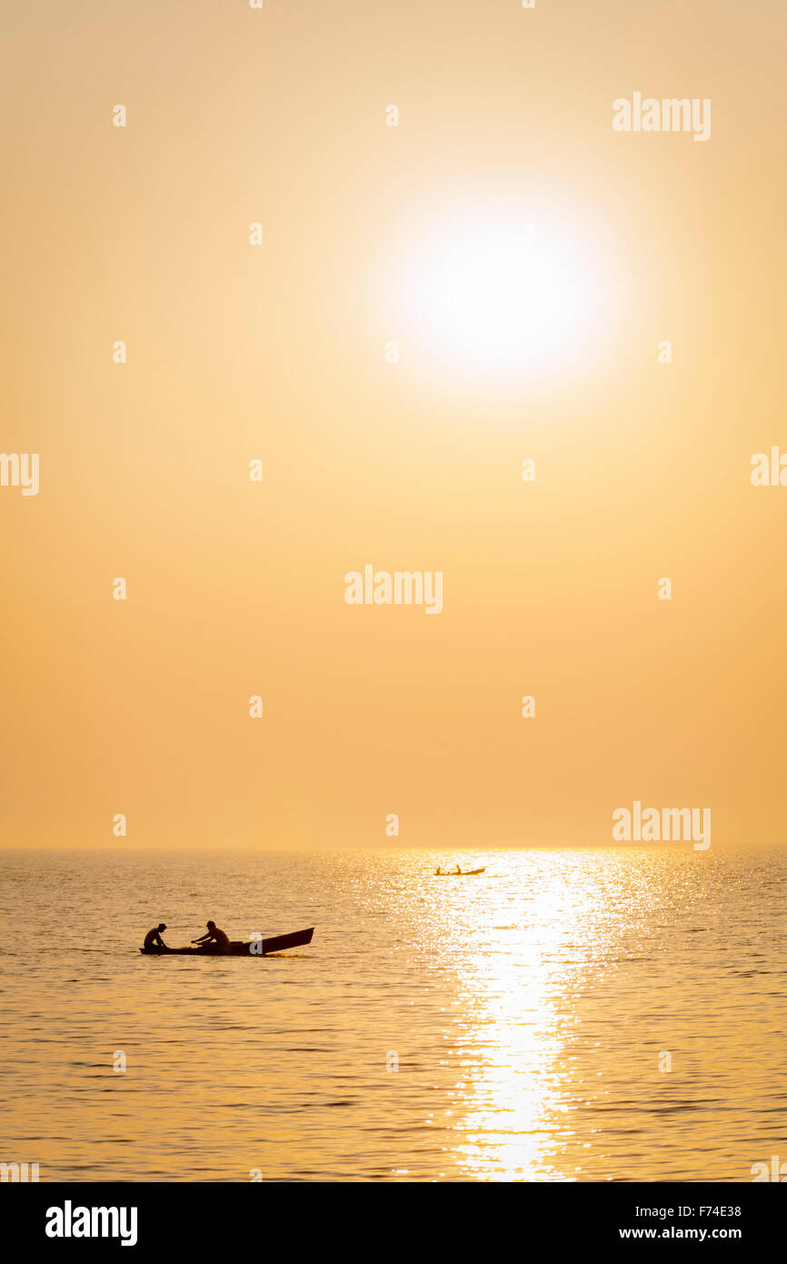 Tirez les pêcheurs dans leurs filets au coucher du soleil sur le lac Catemaco, Veracruz, Mexique. Banque D'Images