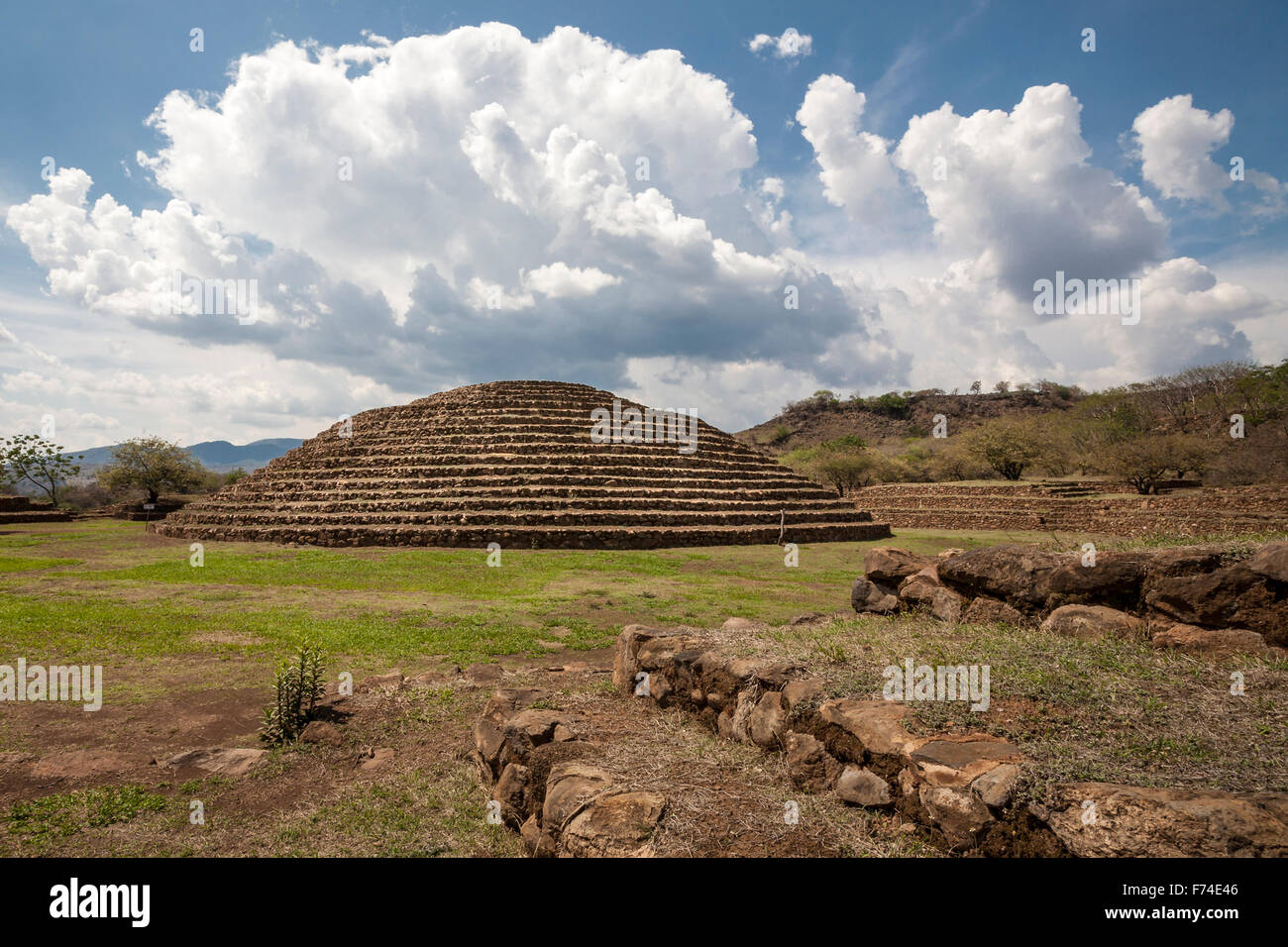 Le site précolombien Guachimontones avec sa pyramide circulaire unique près de la ville de Teuchitlan, Jalisco, Mexique. Banque D'Images