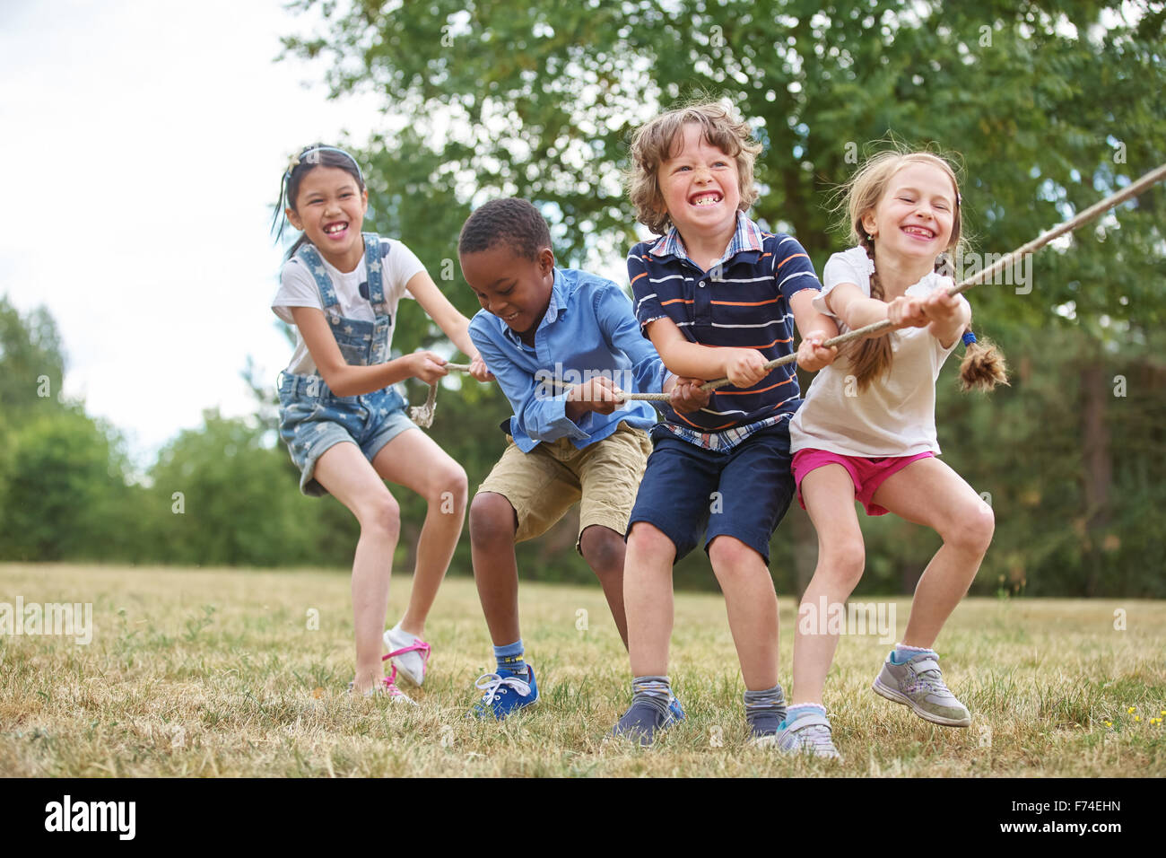 L'Interracial groupe d'enfants jouant dans le parc Banque D'Images