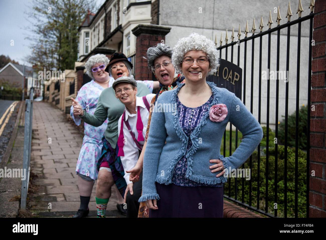 Royaume-uni, Pays de Galles ; 16 novembre 2015. Des femmes habillées comme de vieilles dames posent devant l'Hôtel de bien-être du PAO dans Llanbradach Banque D'Images