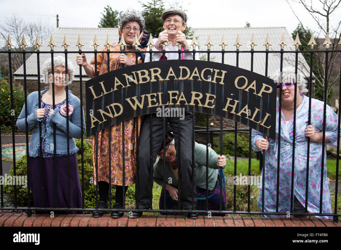 Royaume-uni, Pays de Galles ; 16 novembre 2015. Des femmes habillées comme de vieilles dames posent devant l'Hôtel de bien-être du PAO dans Llanbradach Banque D'Images