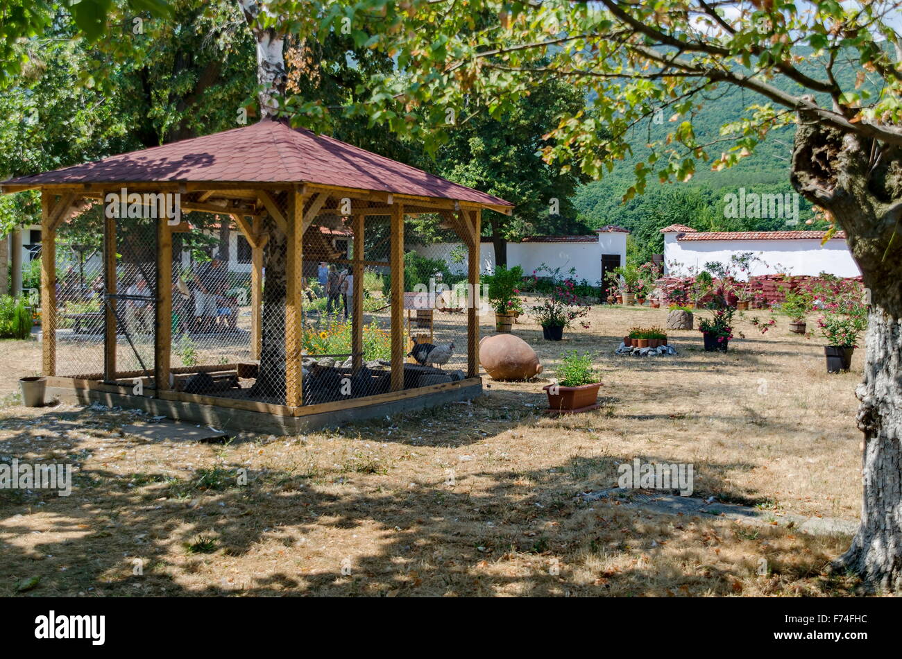 Cage avec les oiseaux animaux dans une cour de monastère Batkun 'St. Peter et Pavel', Bulgarie Banque D'Images