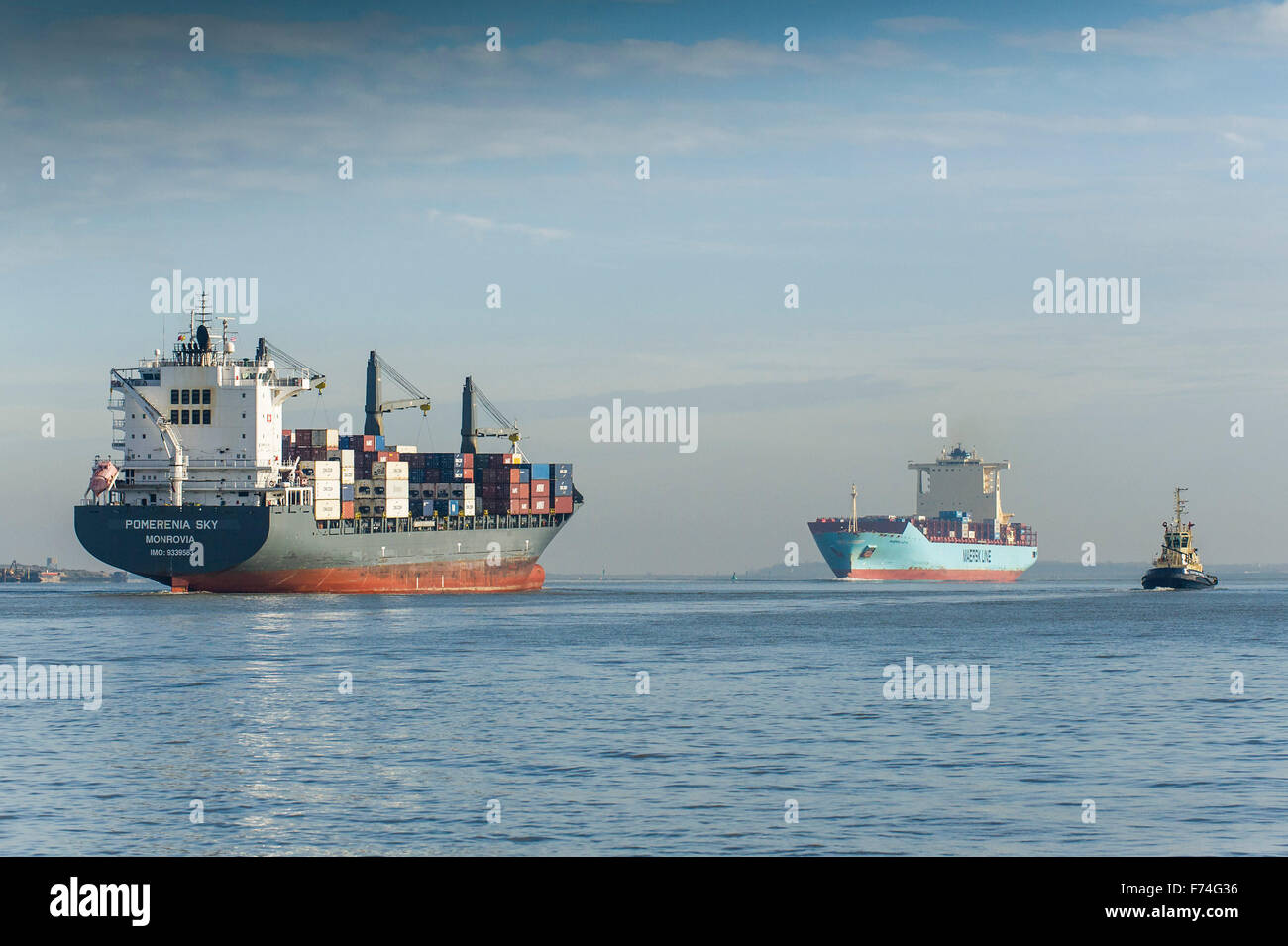 Les porte-conteneurs, Pomerenia Ciel et Maersk Lota le passé comme ils naviguer sur la Tamise. Banque D'Images