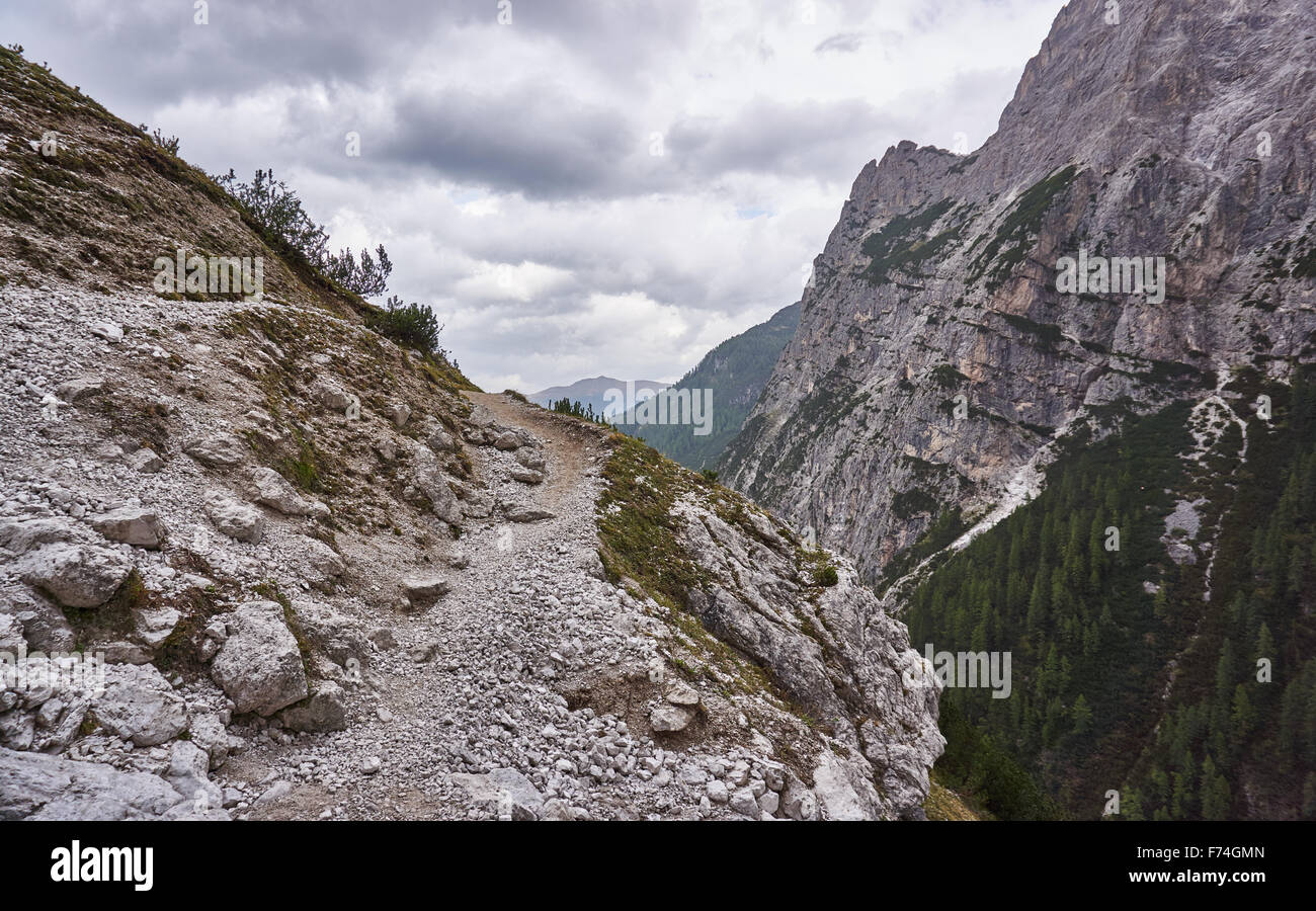 Voir le long d'un chemin d'precipitious dans le Val Fiscalina (Fischleintal), en direction de Mt Elmo (Helm), Dolomites de Sexten, Italie Banque D'Images