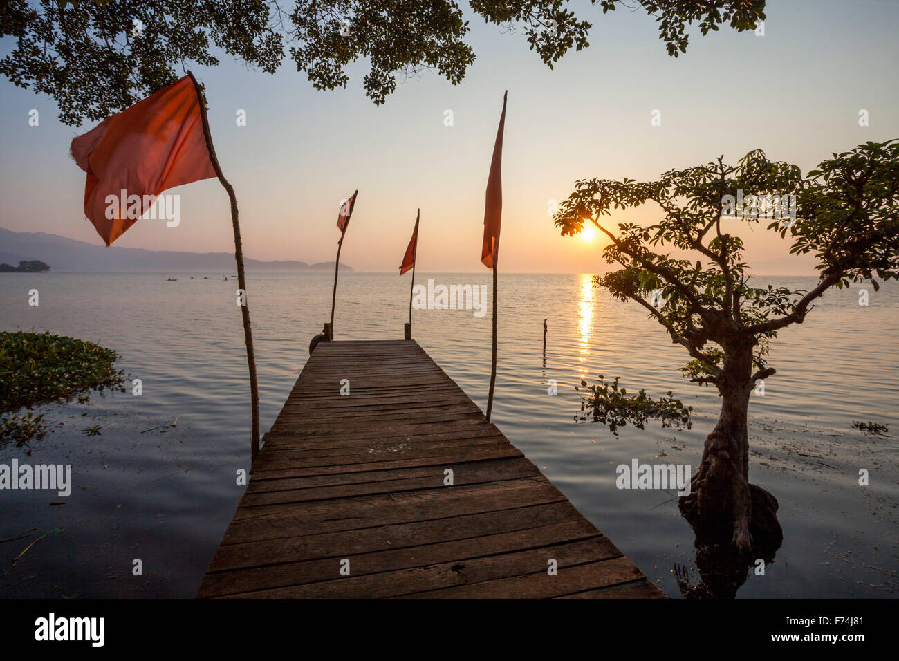 Coucher du soleil sur le lac de Catemaco, Veracruz, Mexique. Banque D'Images