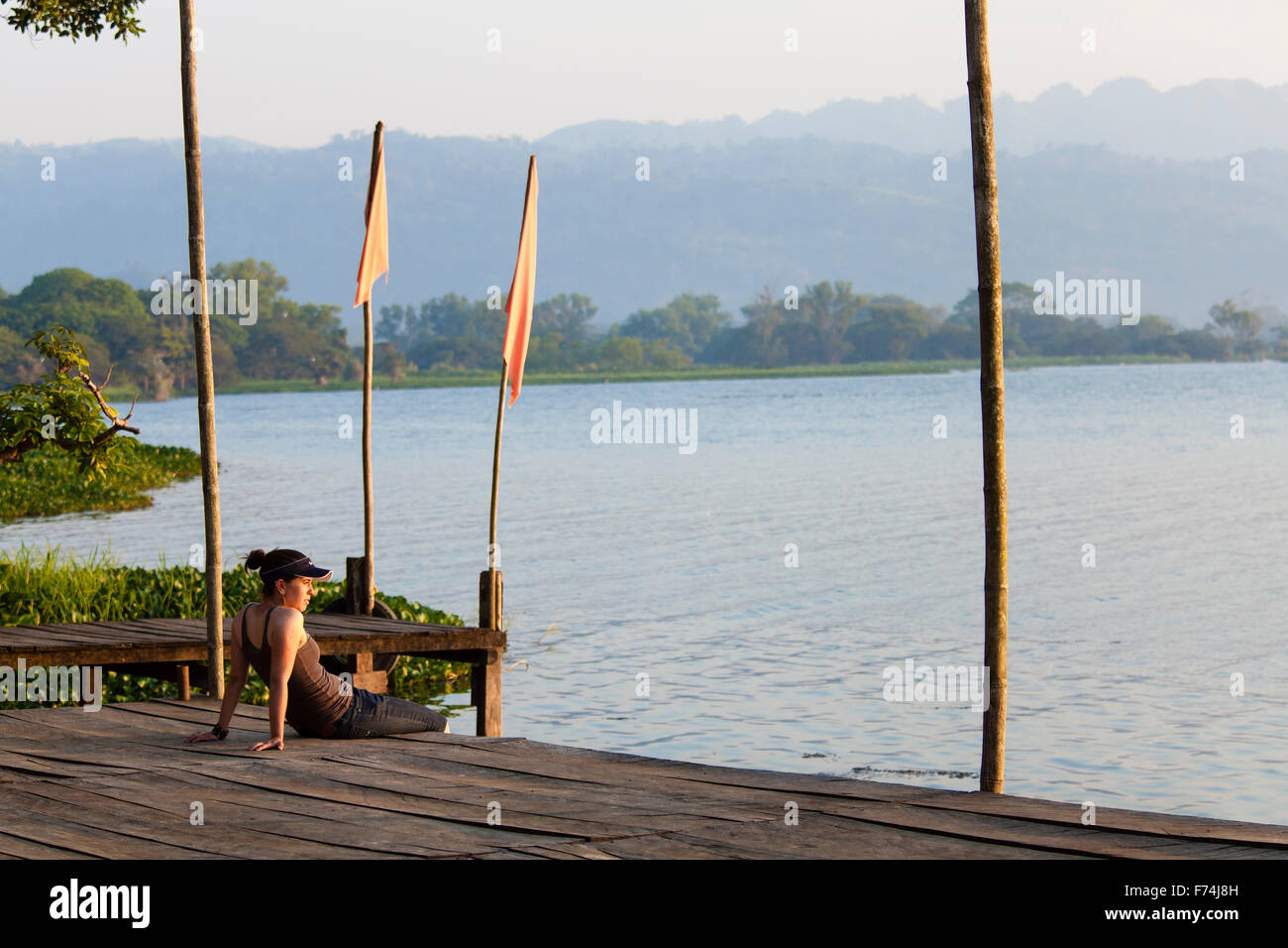 Une jeune femme est assise sur les quais de Catemaco Lake dans la région de Veracruz, au Mexique. Banque D'Images