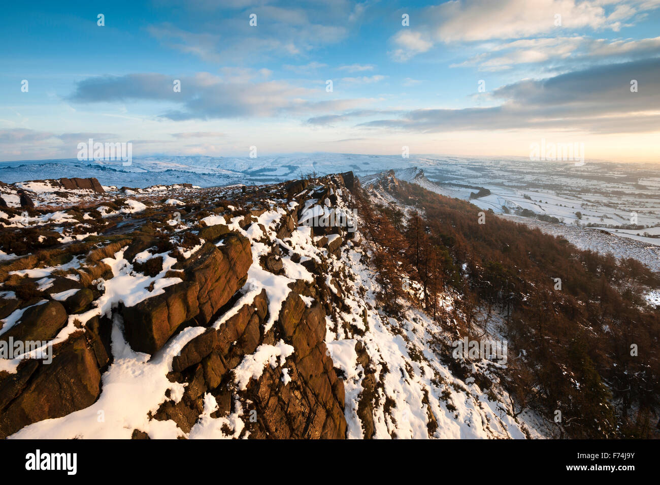 Ciel dramatique en hiver, les blattes, parc national de Peak District, Staffordshire. Banque D'Images