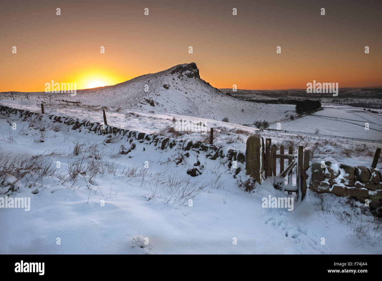 Lever du soleil au-dessus des nuages à la poule de blattes, parc national de Peak District, Staffordshire. Banque D'Images