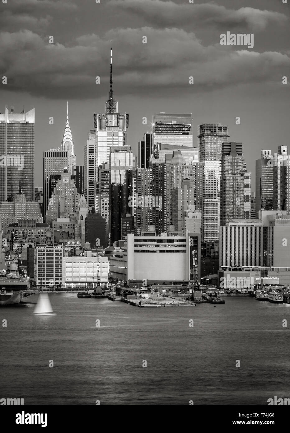 Midtown West skyline at Dusk, Manhattan, New York. Times Square et la 42e rue gratte-ciel visible de l'Hudson River. Banque D'Images