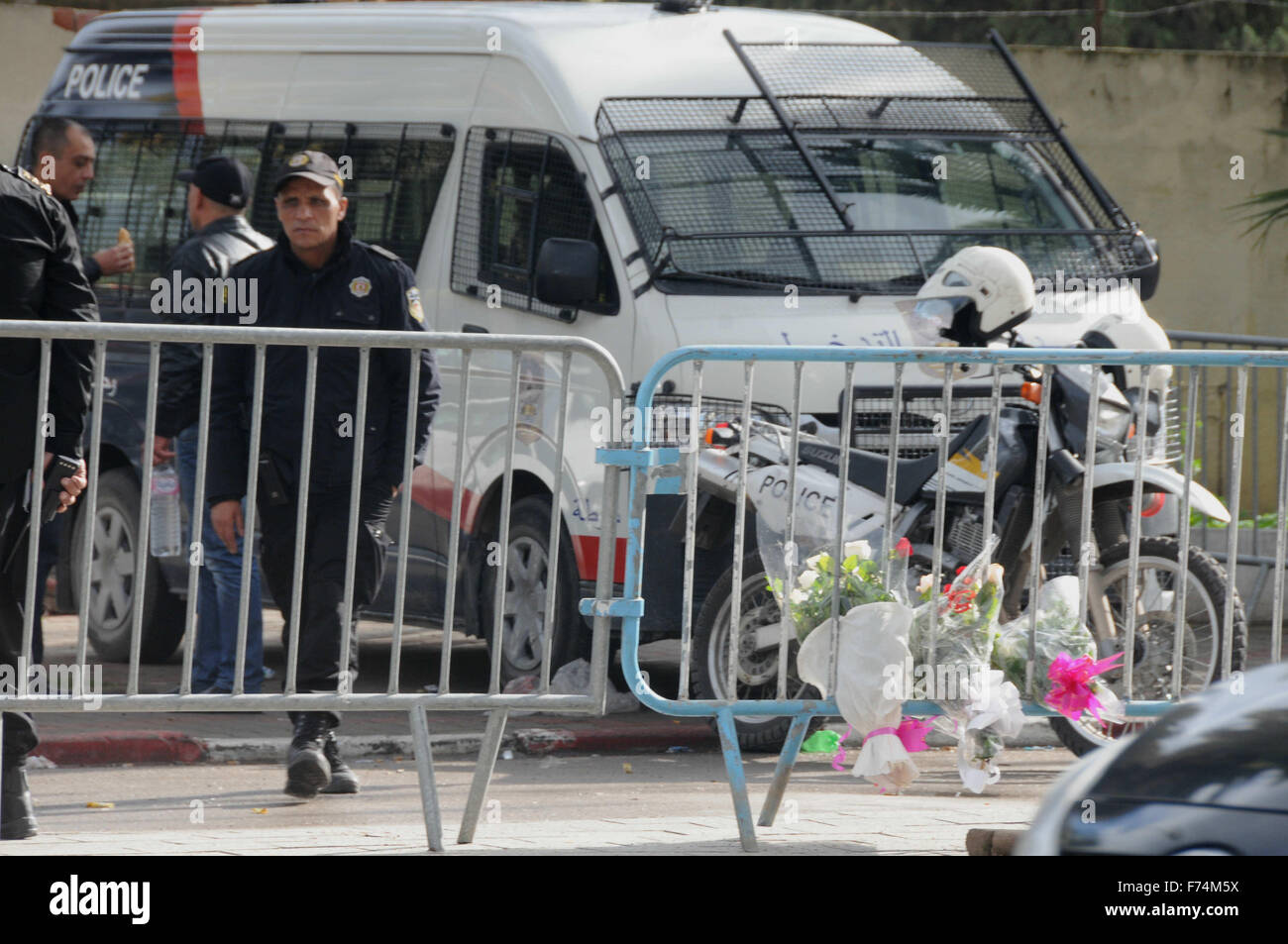 Tunis. 24 Nov, 2015. Photo prise le 24 novembre 2015 montre des fleurs sur le site d'attaque à Tunis, Tunisie. Le Président tunisien BEJI CAID ESSEBSI a déclaré mardi l'état d'urgence et couvre-feu à Tunis après un attentat meurtrier sur un bus de gardes de sécurité présidentielle dans la capitale. Credit : Adel Ezzine/Xinhua/Alamy Live News Banque D'Images