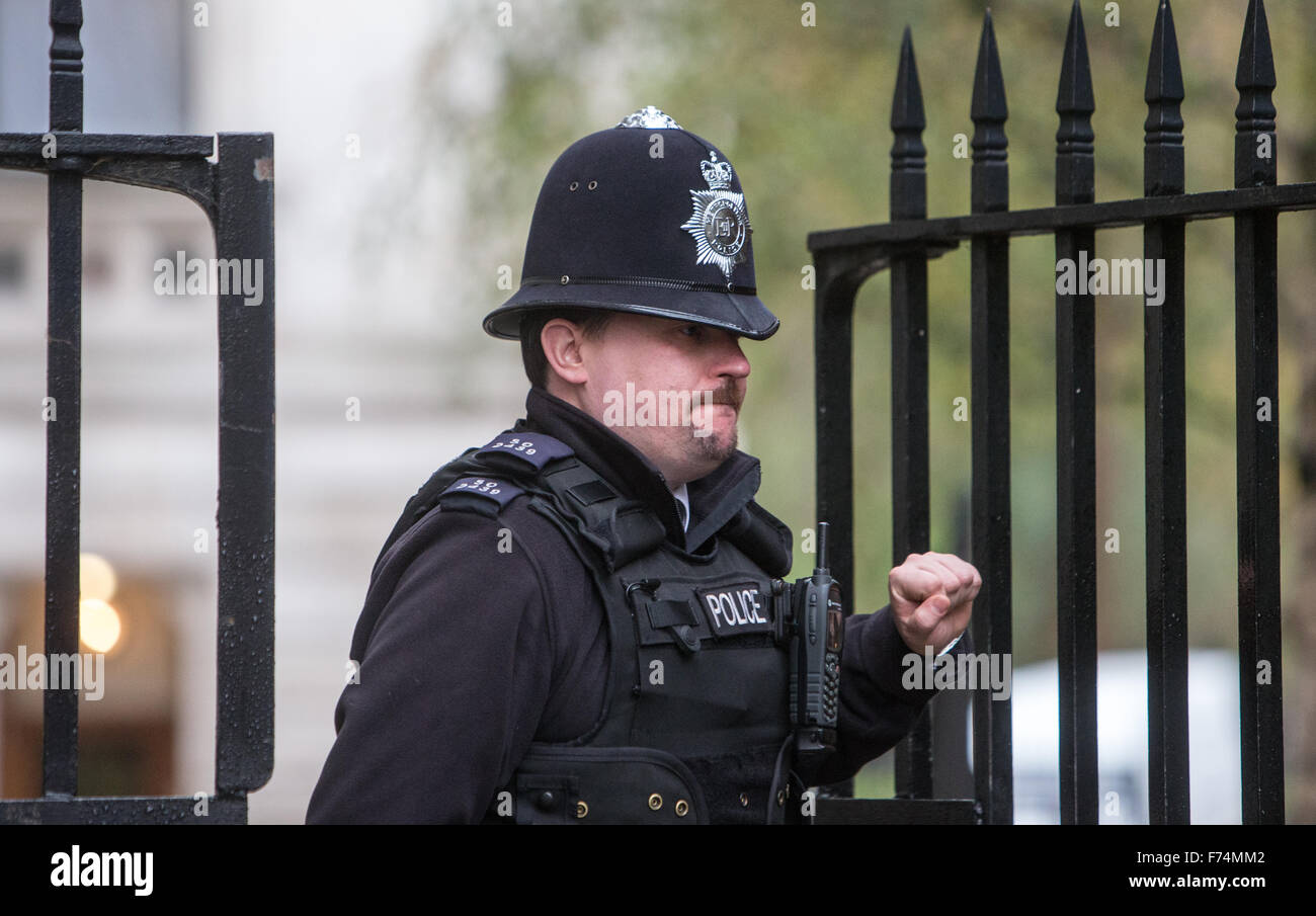 Police à Downing Street sur un pied d'alerte d'une attaque terroriste Banque D'Images