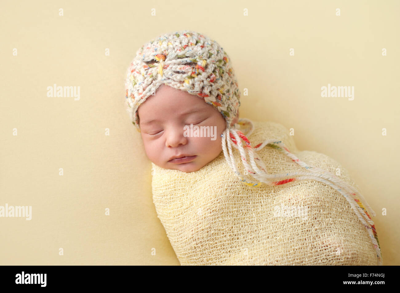 Le Portrait D Une Belle Dormir Deux Semaine Naissance Bebe Fille Portant Un Bonnet En Crochet Il Est Emmaillote Avec Gauzy Yel Photo Stock Alamy