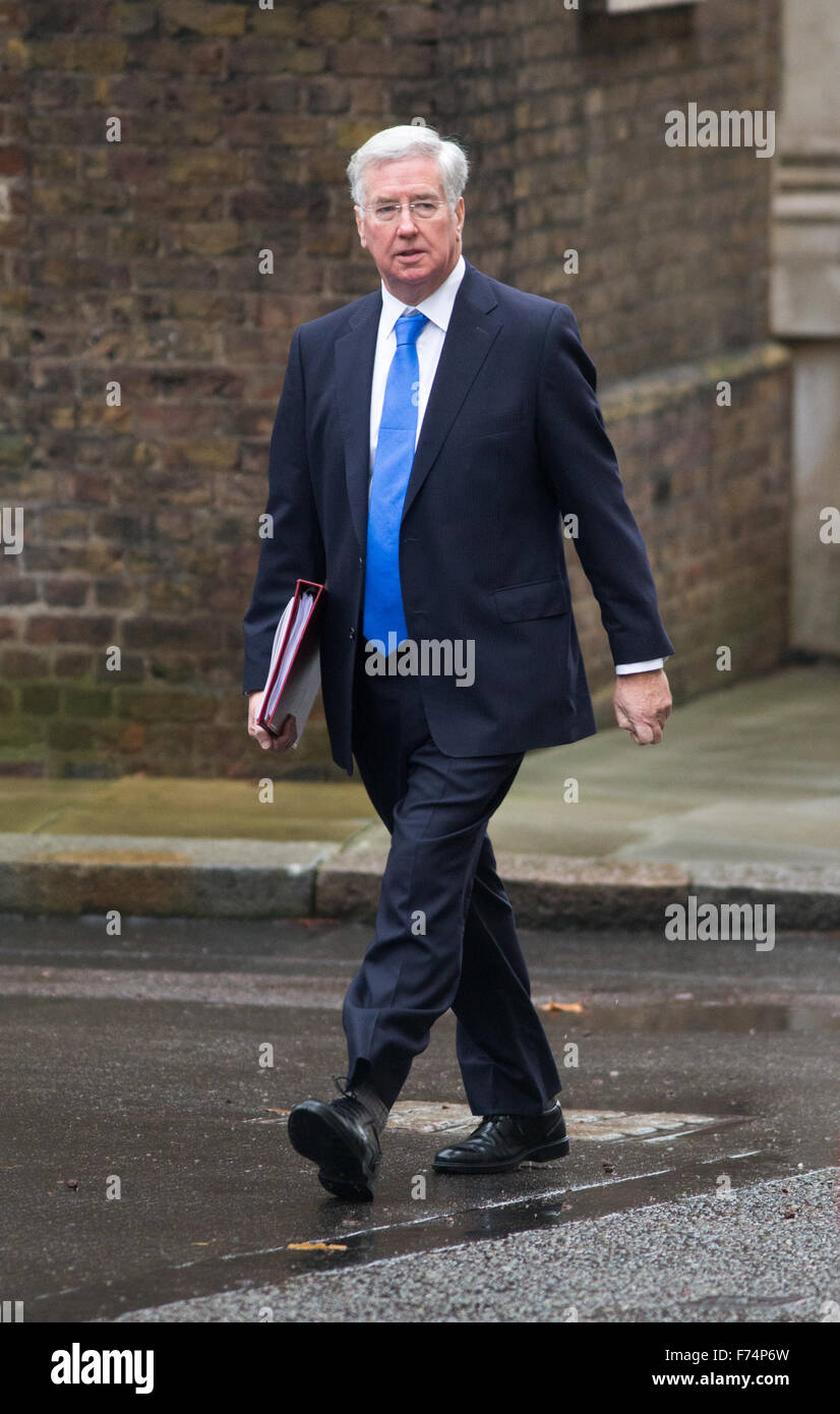 Michael Fallon,secrétaire d'État à la défense,arrive au numéro 10 Downing Street pour une réunion du cabinet Banque D'Images