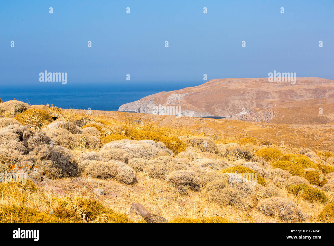 Les pentes rocheuses dénudées avec la végétation épineuse sparce sur l'Ouest au-dessus de Lesbos Mytilène (Skala Eresou, Grèce. Banque D'Images