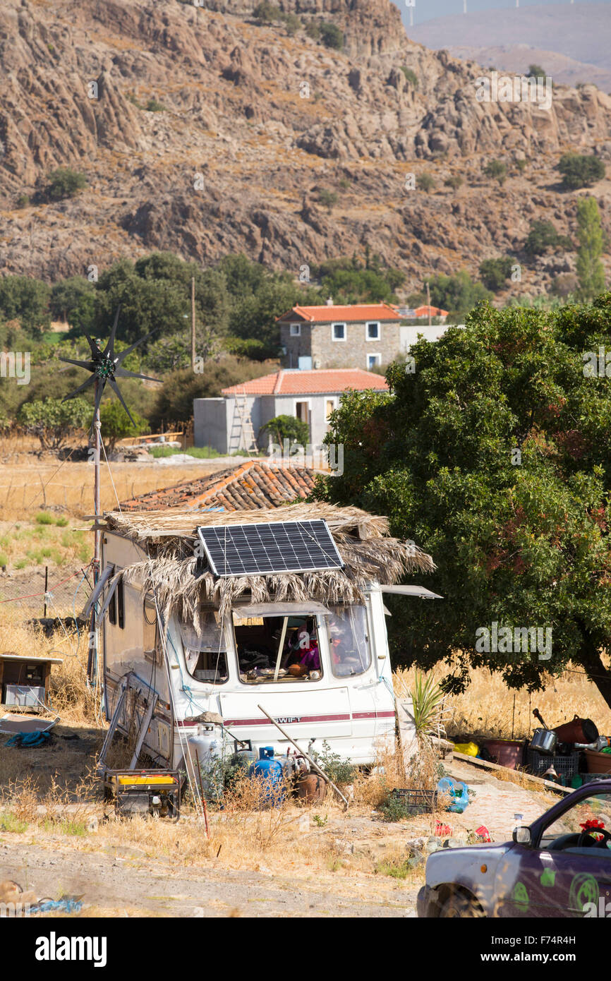 Une caravane avec une éolienne et panneau solaire à Skala Eresou, sur Lesbos, Grèce. Banque D'Images
