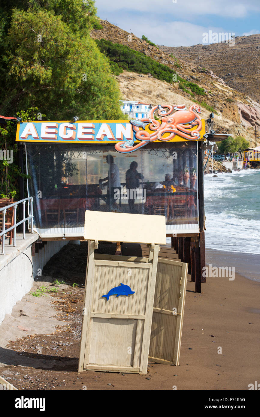 Une taverne sur le front de mer à Skala Eresou, sur Lesbos, Grèce. Banque D'Images