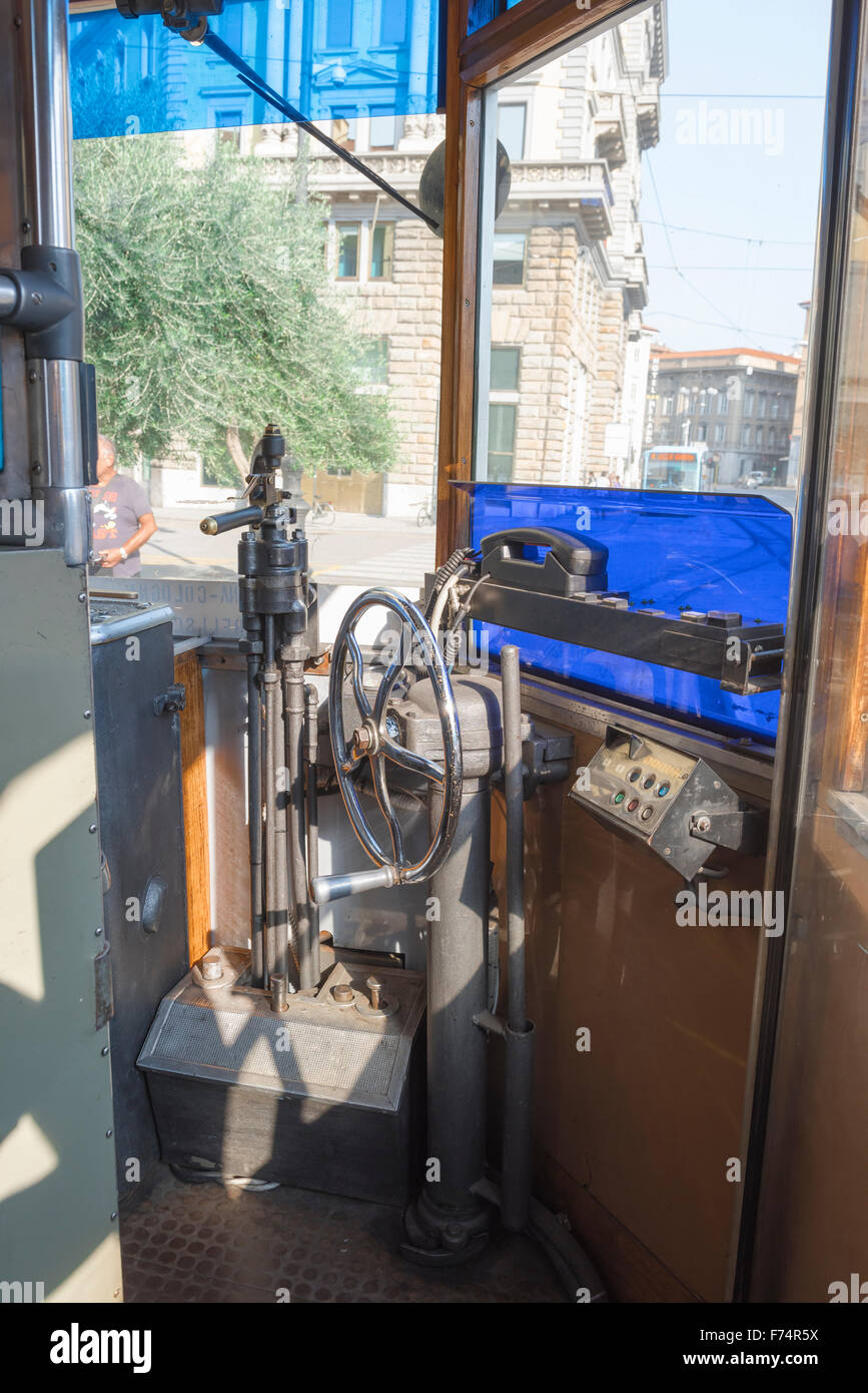La cabine du conducteur d'un tramway de la ville de Trieste, en Italie. Banque D'Images