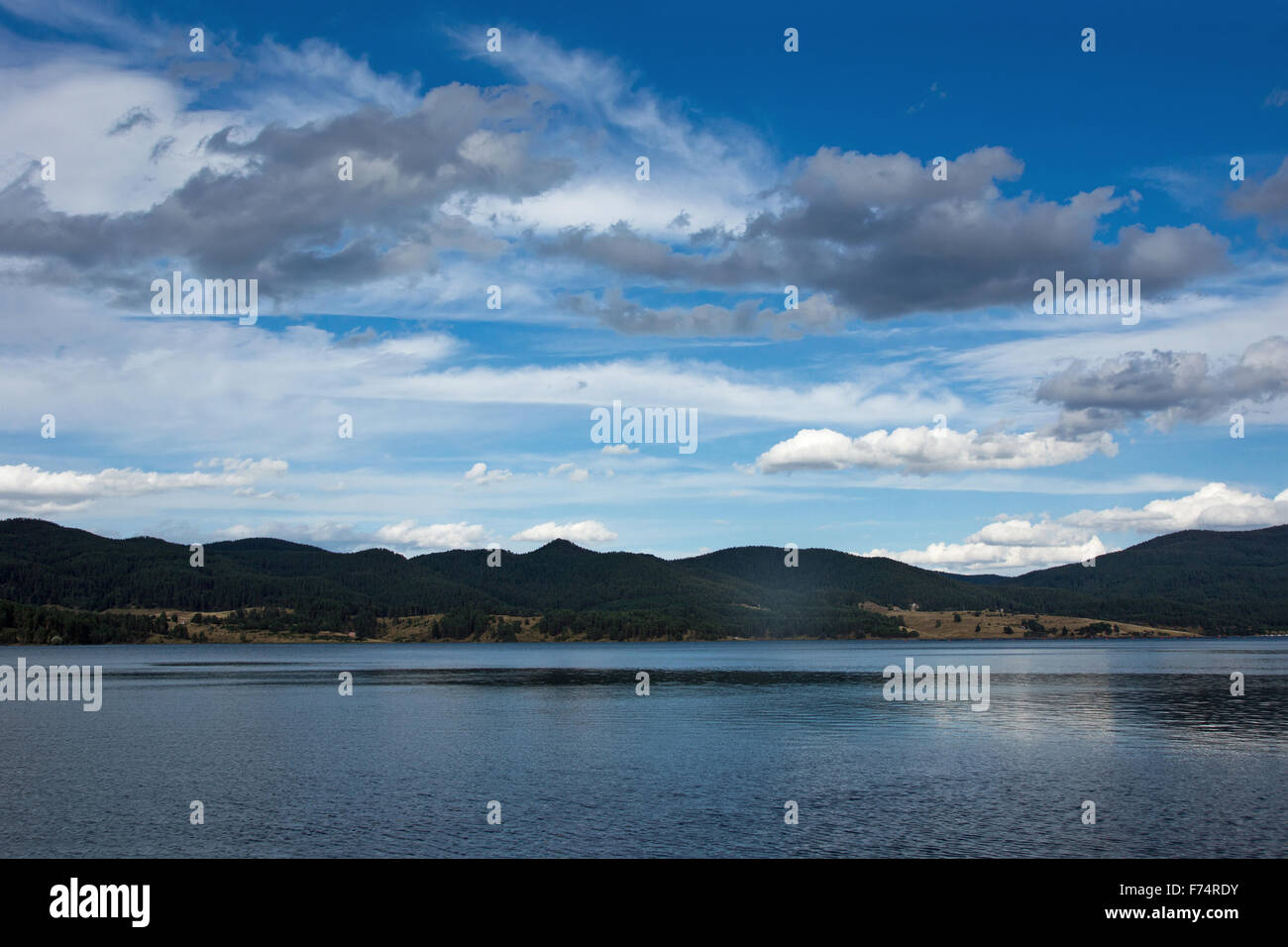 Vue du barrage de Dospat situé dans la montagne Rodopi, Bulgarie Banque D'Images