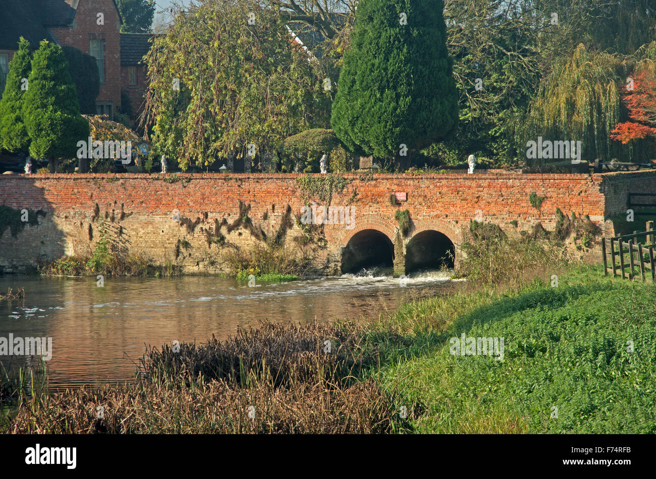 Newport Pagnell Bridge Over River Ouzel Buckinghamshire Angleterre Banque D'Images