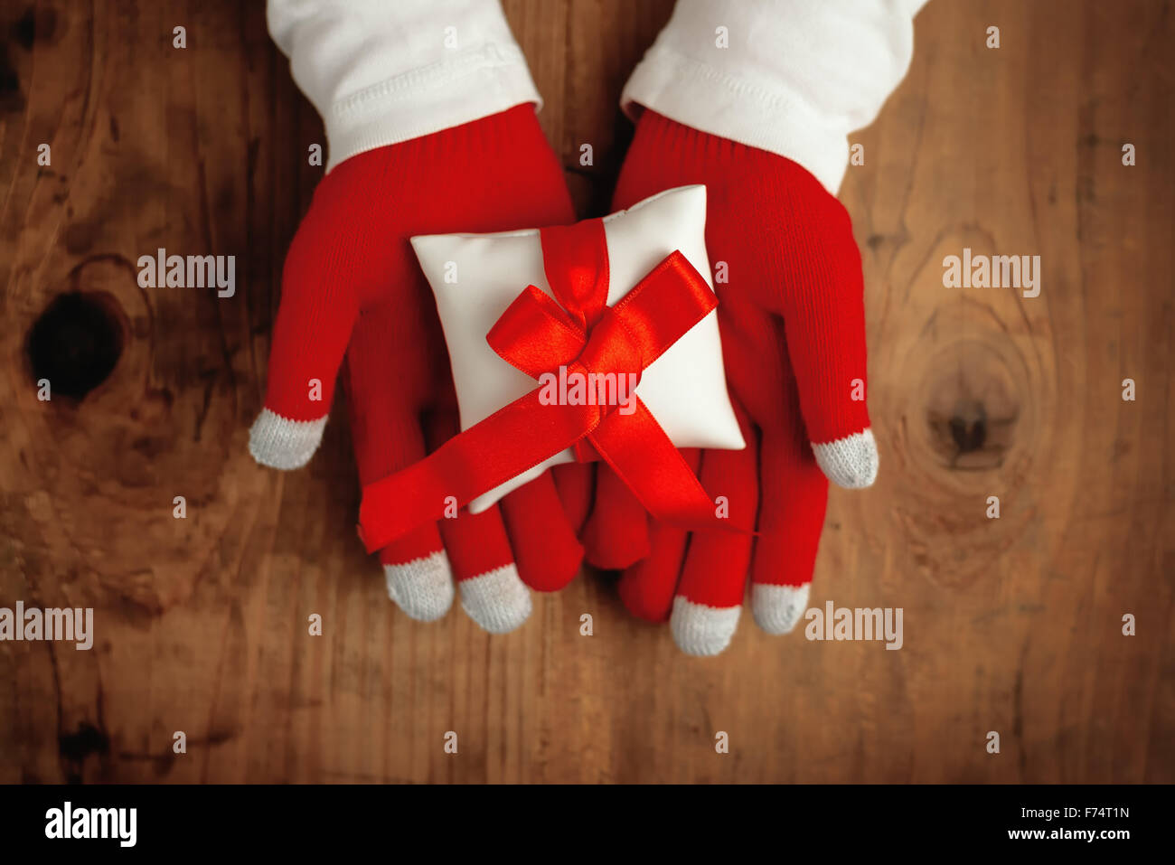 Présenter la veille de Noël, cadeau femme enveloppée offrant des fêtes en vue d'en haut, l'atmosphère de l'image aux couleurs rétro Banque D'Images