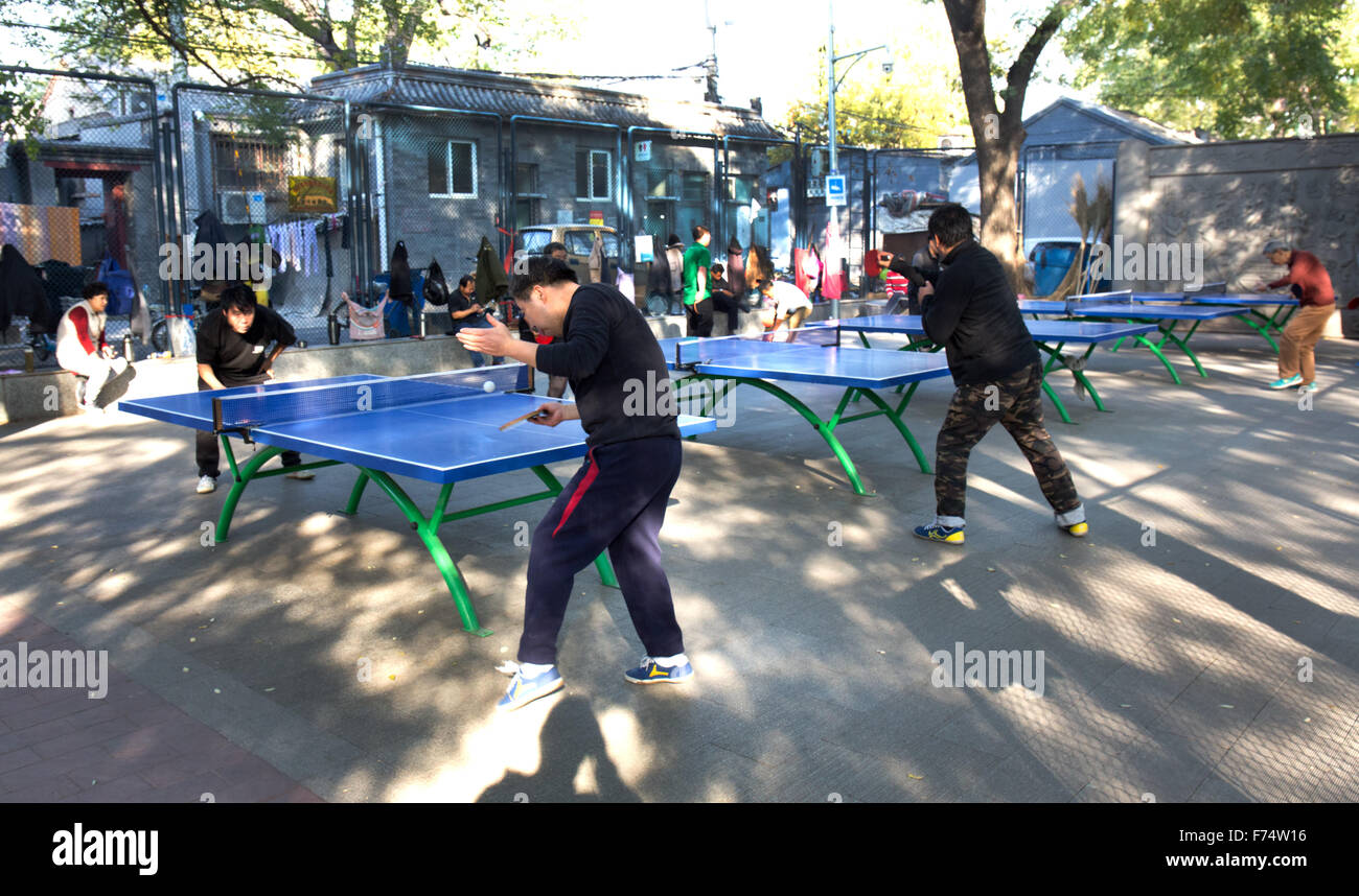 Jouer au ping-pong dans un parc de quartier à Pékin, Chine Banque D'Images