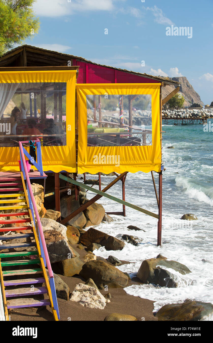 Une taverne sur le front de mer à Skala Eresou, sur Lesbos, Grèce, qui est favorisée par les nombreuses lesbiennes qui affluent vers la ville. Banque D'Images