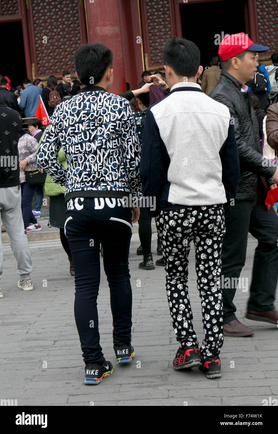 Deux adolescents en vêtements hippie à la Cité interdite à Pékin, Chine Banque D'Images