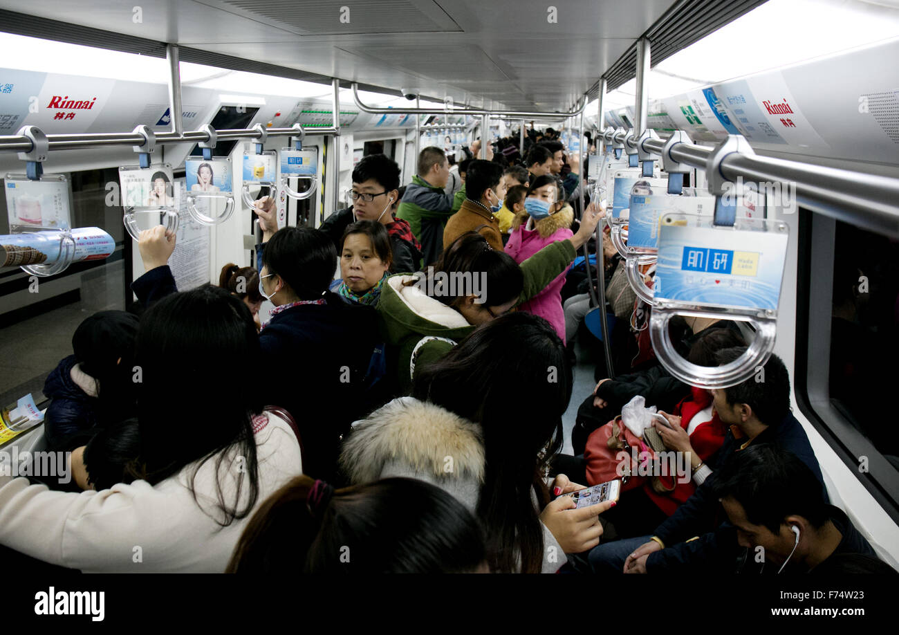 Métro bondé en voiture de métro à Pékin, Chine Banque D'Images