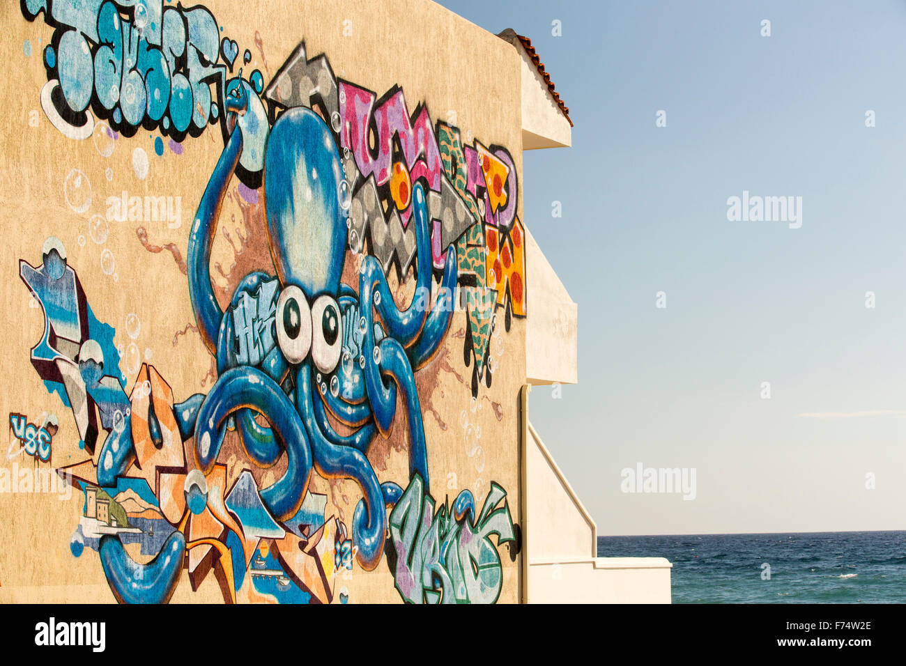 Un hôtel avec une pieuvre murale sur le mur à Skala Eresou, sur Lesbos, Grèce. Banque D'Images