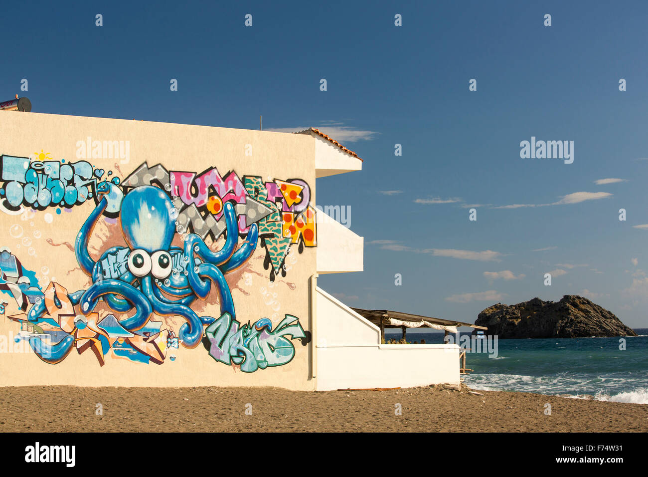 Un hôtel avec une pieuvre murale sur le mur à Skala Eresou, sur Lesbos, Grèce. Banque D'Images
