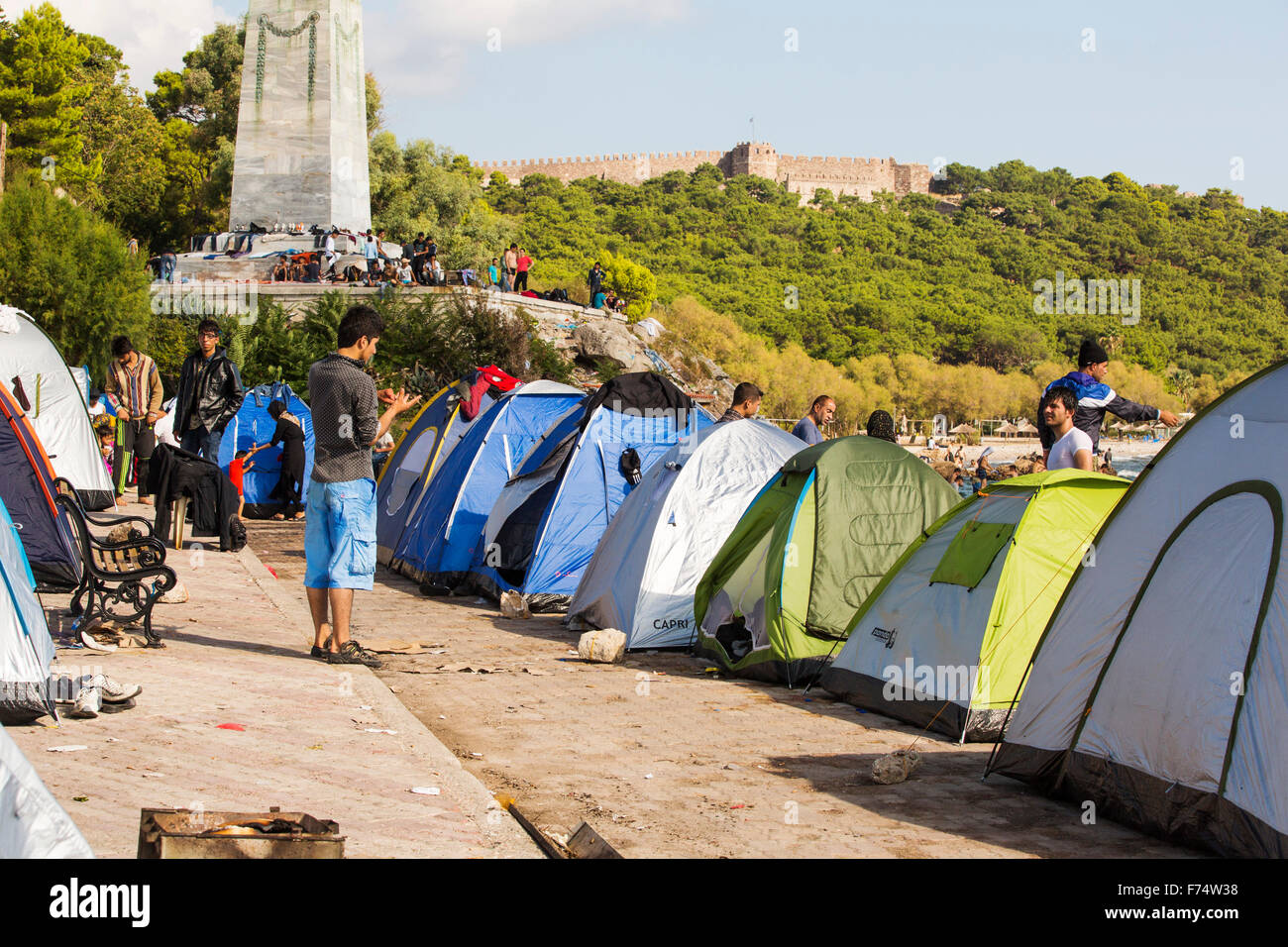 Des migrants syriens fuyant la guerre et la fuite vers l'Europe, qui ont débarqué sur l'île grecque de Lesbos, sur la côte nord à Efthalou et fait leur chemin à Mytilène. Jusqu'à 4 000 migrants par jour sont l'atterrissage sur l'île et écrasante les autorités. Ils sont traficked illégale par les trafiquants qui peuple turc frais jusqu'à 2 000 $ par personne pour un trajet d'une demi-heure dans un logement surpeuplé inflateable bateau de la Turquie continentale à Lesvos. Banque D'Images