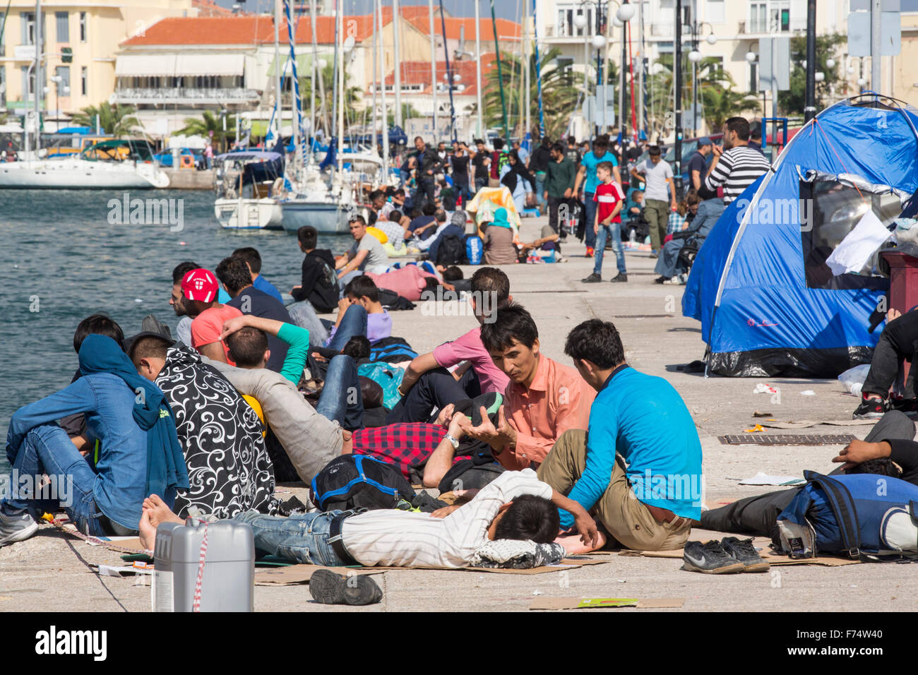 Des migrants syriens fuyant la guerre et la fuite vers l'Europe, qui ont débarqué sur l'île grecque de Lesbos, sur la côte nord à Efthalou et fait leur chemin à Mytilène. Jusqu'à 4 000 migrants par jour sont l'atterrissage sur l'île et écrasante les autorités. Ils sont traficked illégale par les trafiquants qui peuple turc frais jusqu'à 2 000 $ par personne pour un trajet d'une demi-heure dans un logement surpeuplé inflateable bateau de la Turquie continentale à Lesvos. Banque D'Images