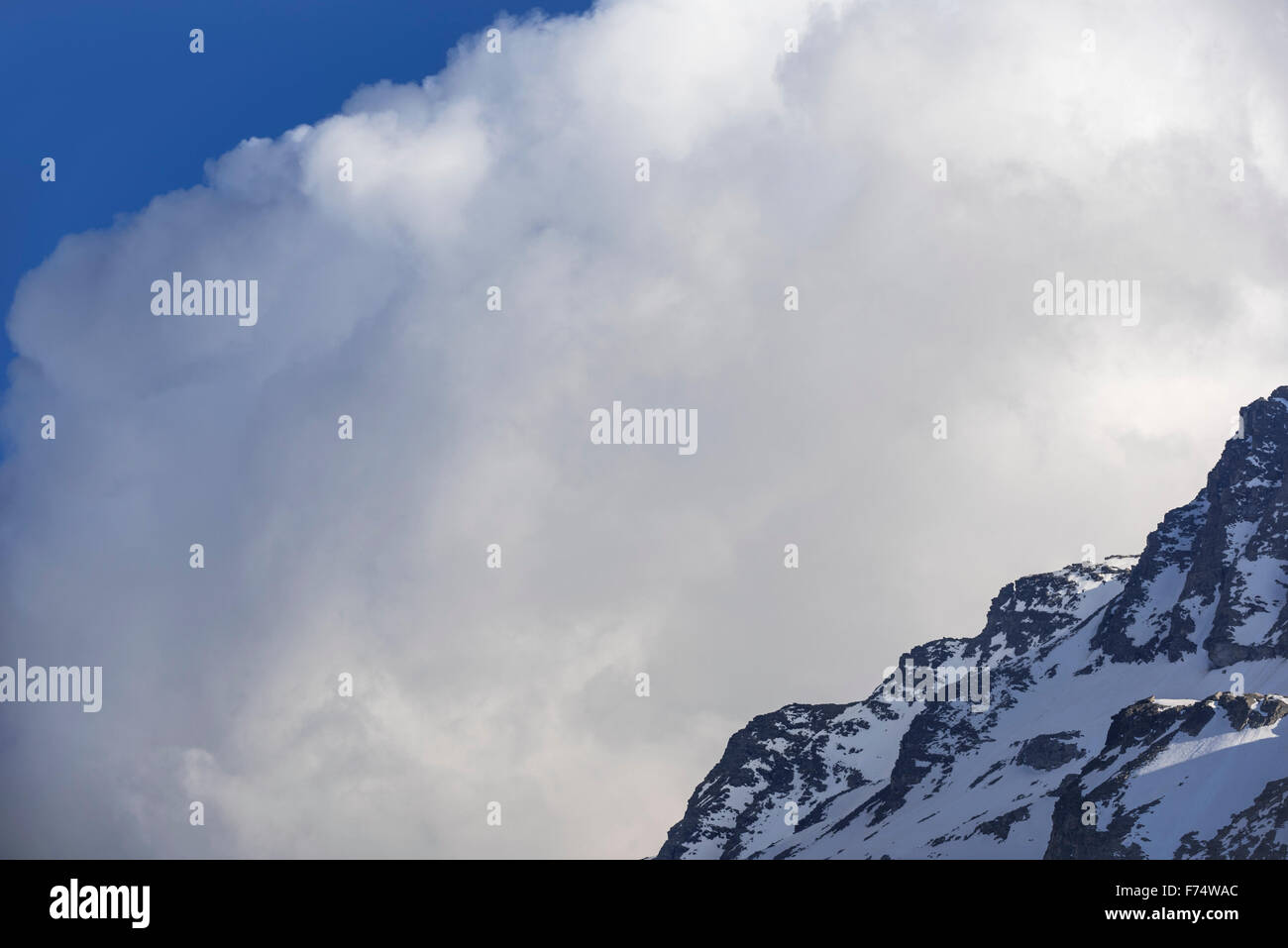 Cumulonimbus développer derrière dans les Alpes montagne Banque D'Images