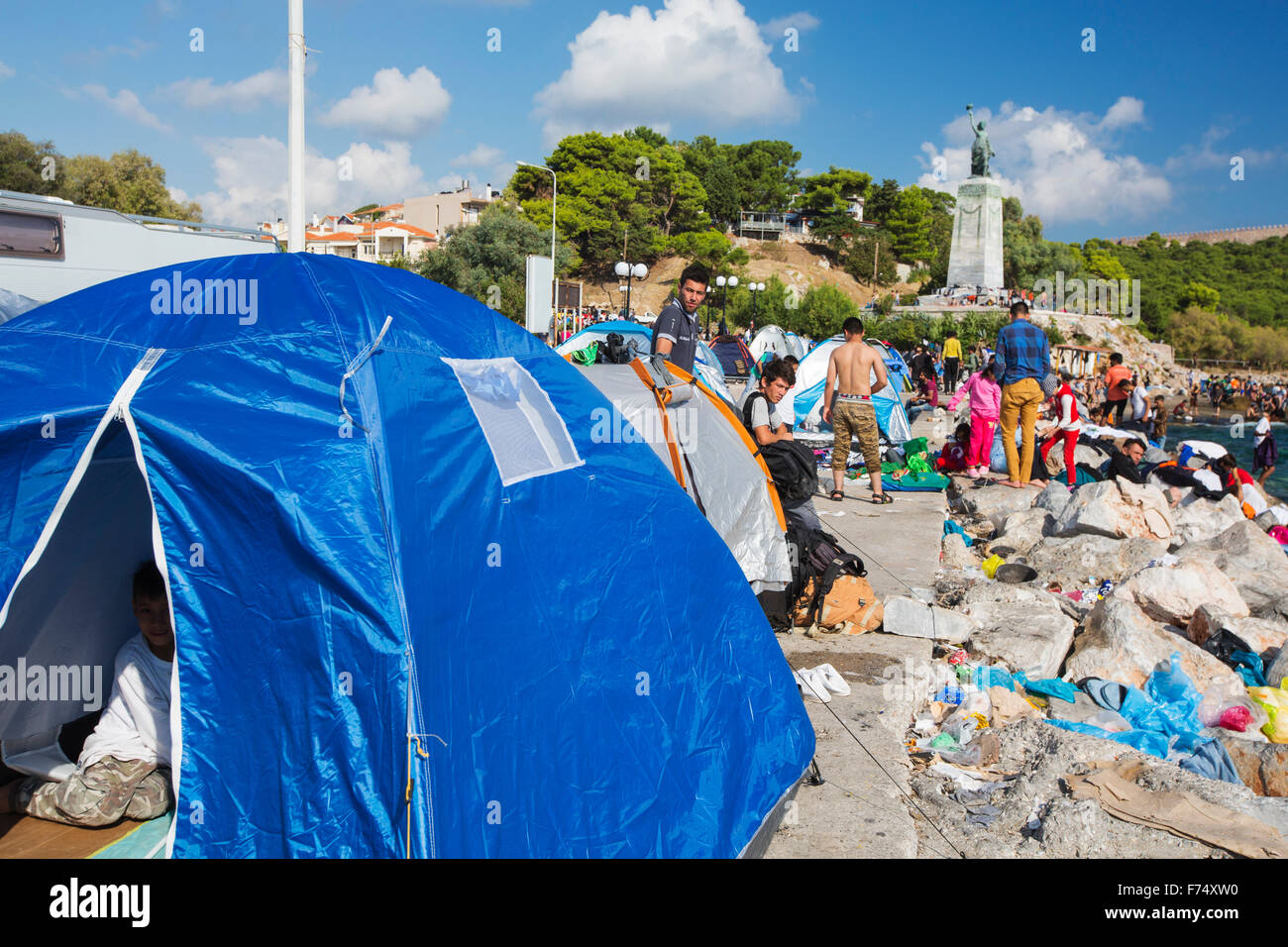 Des migrants syriens fuyant la guerre et la fuite vers l'Europe, qui ont débarqué sur l'île grecque de Lesbos, sur la côte nord à Efthalou. Jusqu'à 4 000 migrants par jour sont l'atterrissage sur l'île et écrasante les autorités. Ils sont traficked illégale par les trafiquants qui peuple turc frais jusqu'à 2 000 $ par personne pour un trajet d'une demi-heure dans un logement surpeuplé inflateable bateau de la Turquie continentale à Lesvos. Banque D'Images