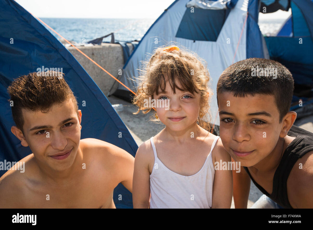 Des migrants syriens fuyant la guerre et la fuite vers l'Europe, qui ont débarqué sur l'île grecque de Lesbos, sur la côte nord au TEF Banque D'Images