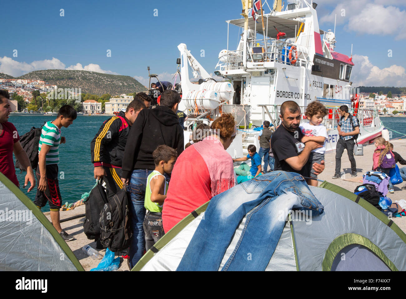Des migrants syriens fuyant la guerre et la fuite vers l'Europe, qui ont débarqué sur l'île grecque de Lesbos, sur la côte nord au TEF Banque D'Images
