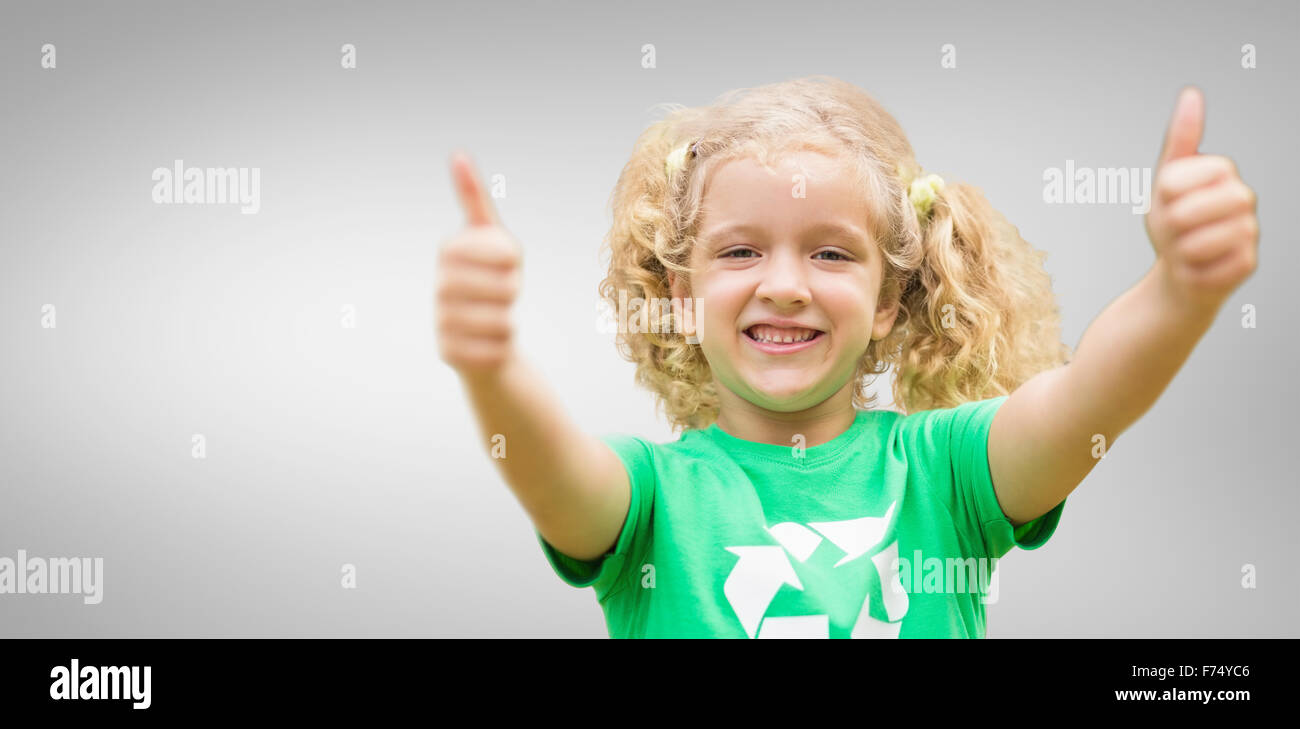 Libre de petite fille en vert avec Thumbs up Banque D'Images
