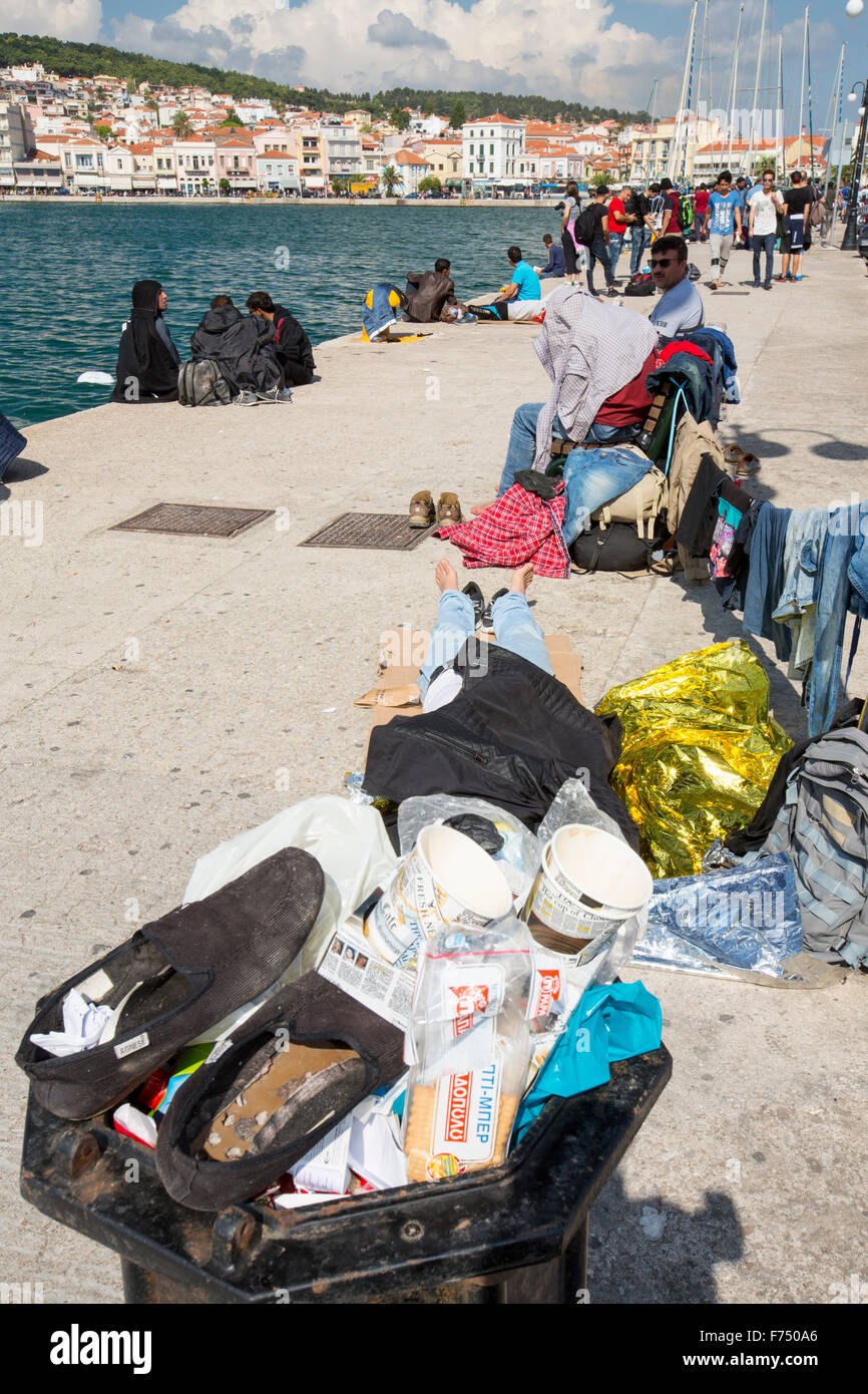 Des migrants syriens fuyant la guerre et la fuite vers l'Europe, qui ont débarqué sur l'île grecque de Lesbos, sur la côte nord à Efthalou. Jusqu'à 4 000 migrants par jour sont l'atterrissage sur l'île et écrasante les autorités. Ils sont traficked illégale par les trafiquants qui peuple turc frais jusqu'à 2 000 $ par personne pour un trajet d'une demi-heure dans un logement surpeuplé inflateable bateau de la Turquie continentale à Lesvos. Banque D'Images