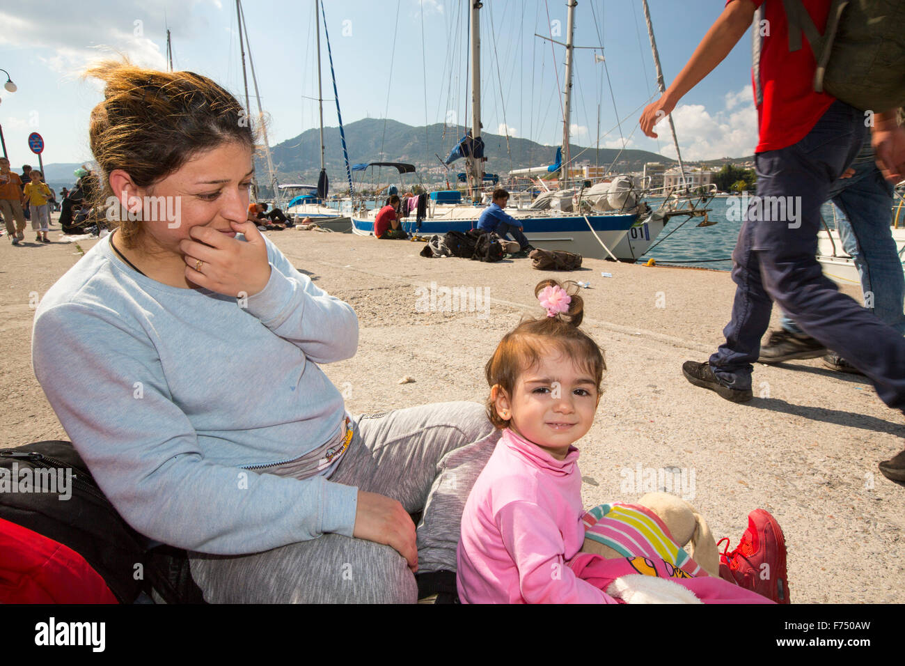 Des migrants syriens fuyant la guerre et la fuite vers l'Europe, qui ont débarqué sur l'île grecque de Lesbos, sur la côte nord à Efthalou. Jusqu'à 4 000 migrants par jour sont l'atterrissage sur l'île et écrasante les autorités. Ils sont traficked illégale par les trafiquants qui peuple turc frais jusqu'à 2 000 $ par personne pour un trajet d'une demi-heure dans un logement surpeuplé inflateable bateau de la Turquie continentale à Lesvos. Banque D'Images