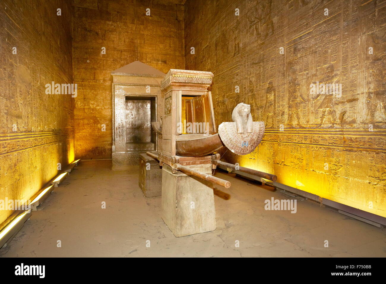 L'Egypte - Edfou, Temple d'Horus, arche d'Horus Banque D'Images