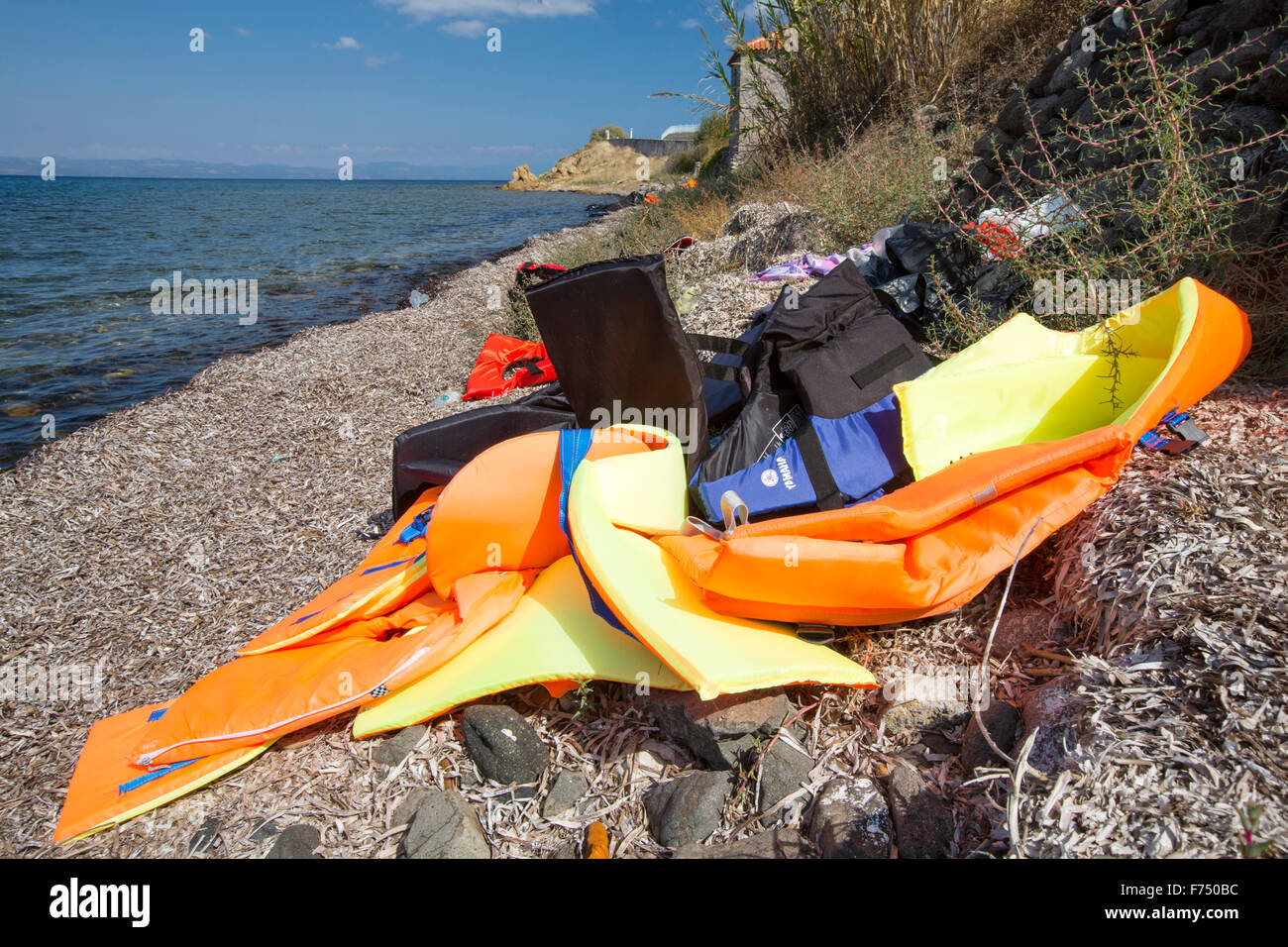Les gilets et les restes de bateaux laissés par des migrants syriens fuyant la guerre et la fuite vers l'Europe, de l'atterrissage sur l'île grecque de Banque D'Images