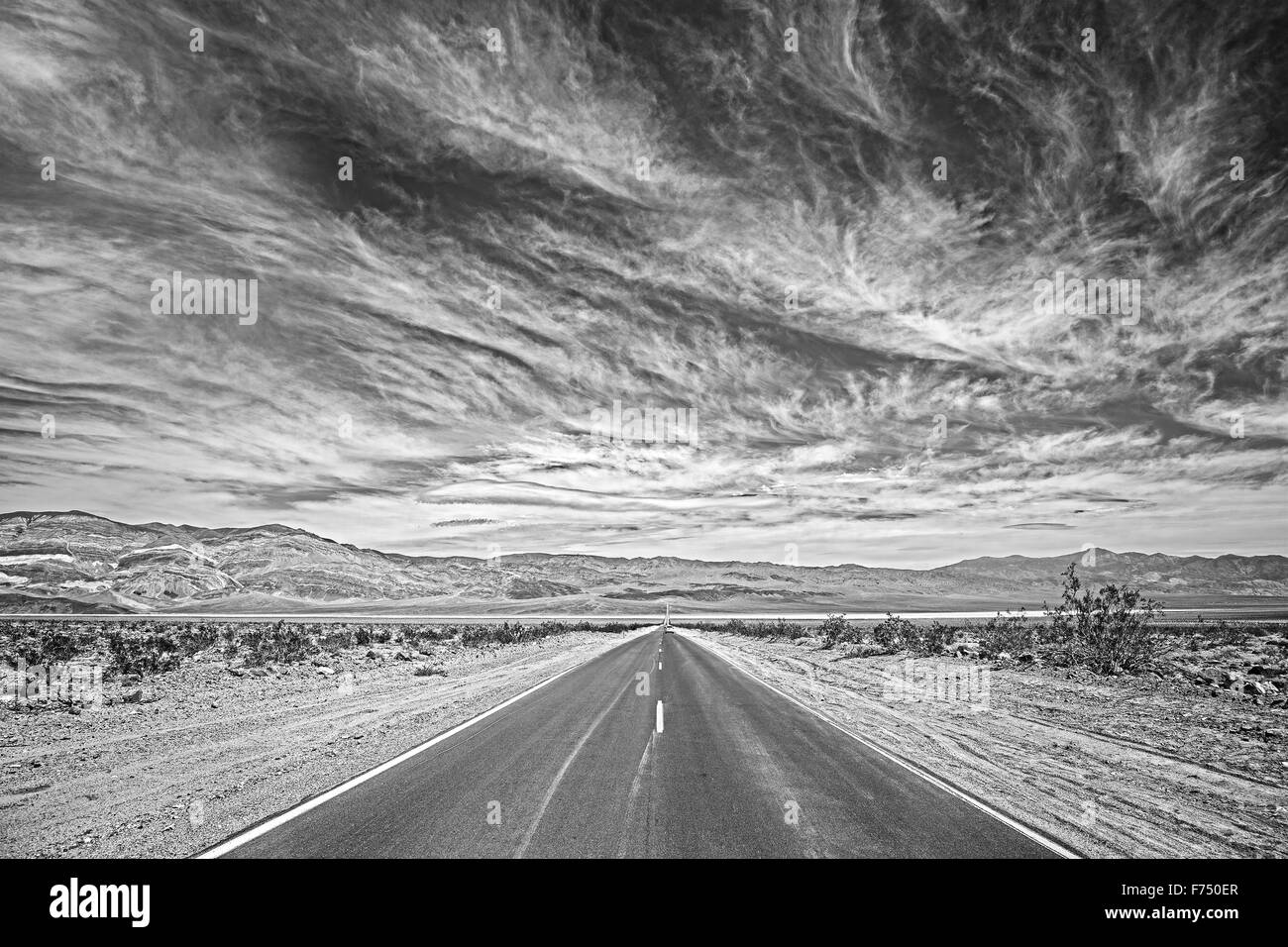 Photo en noir et blanc d'un pays à l'autoroute de la vallée de la mort, Californie, USA. Banque D'Images