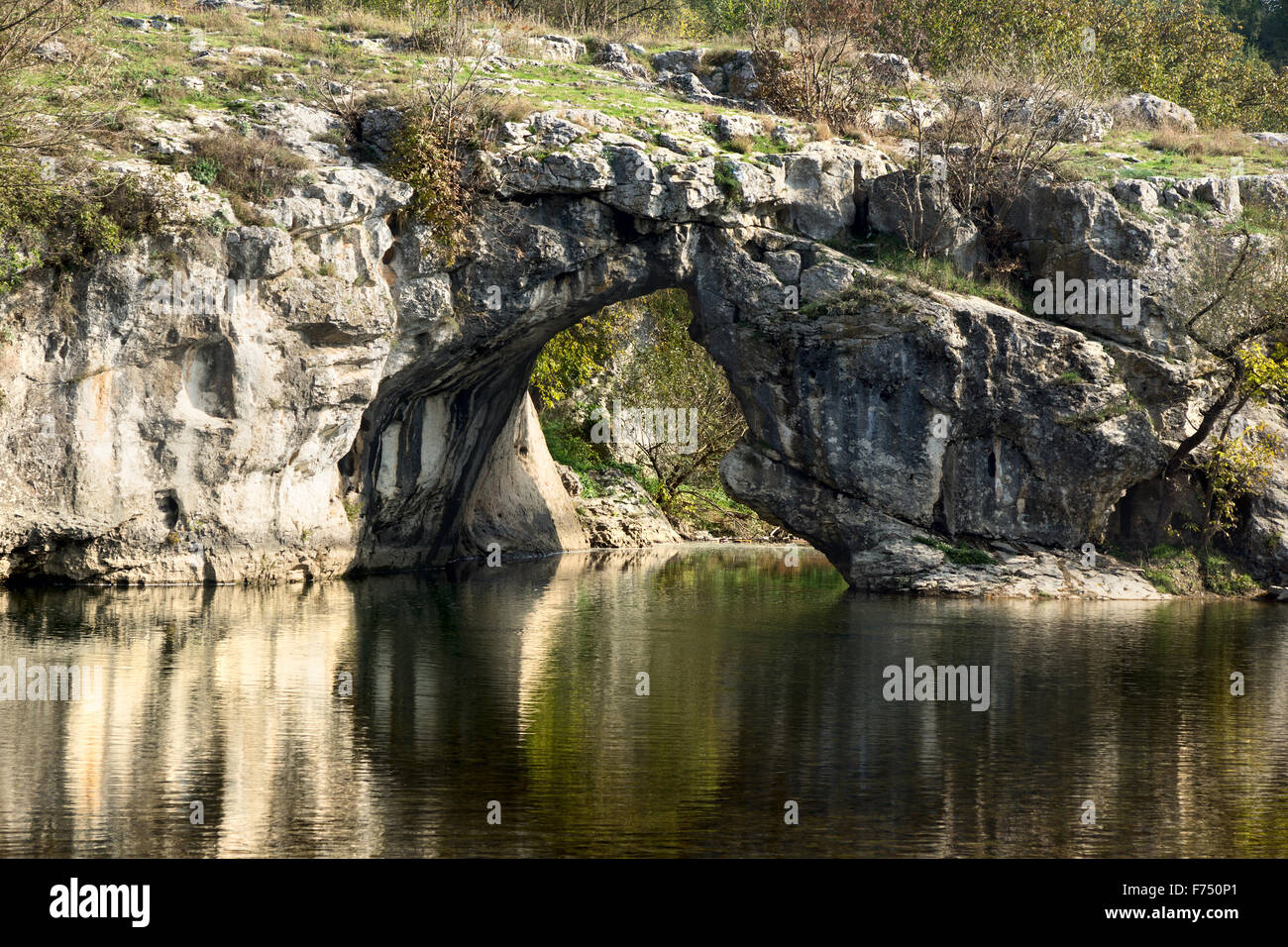 Trou dans la falaise Banque de photographies et d’images à haute ...